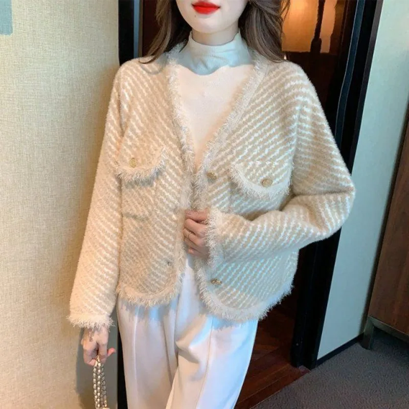 Small Fragrant Wind Coat 2024 Spring Autumn Women's Temperamental Tassels Knitted Cardigan V-neck Loose Leisure Fashio Outwear
Small Fragrant Wind Coat 2024 Spring Autumn Women's Temperamental Tassels Knitted Cardigan V-neck Loose Leisure Fashio Outwear