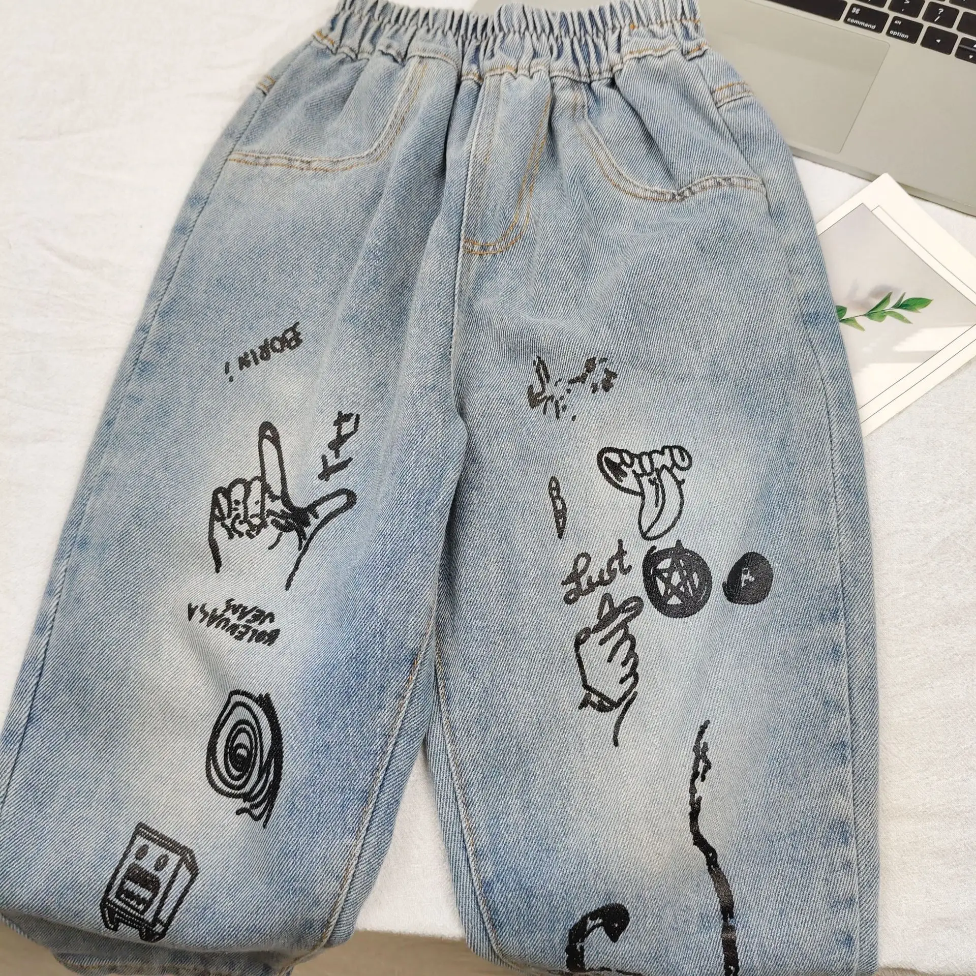 Retro Graffiti Boys Jeans Spring Autumn Fashion Kids Pants Cotton Children Straight Trousers Casual Boys Denim Pants 3-10 Years
Retro Graffiti Boys Jeans Spring Autumn Fashion Kids Pants Cotton Children Straight Trousers Casual Boys Denim Pants 3-10 Years