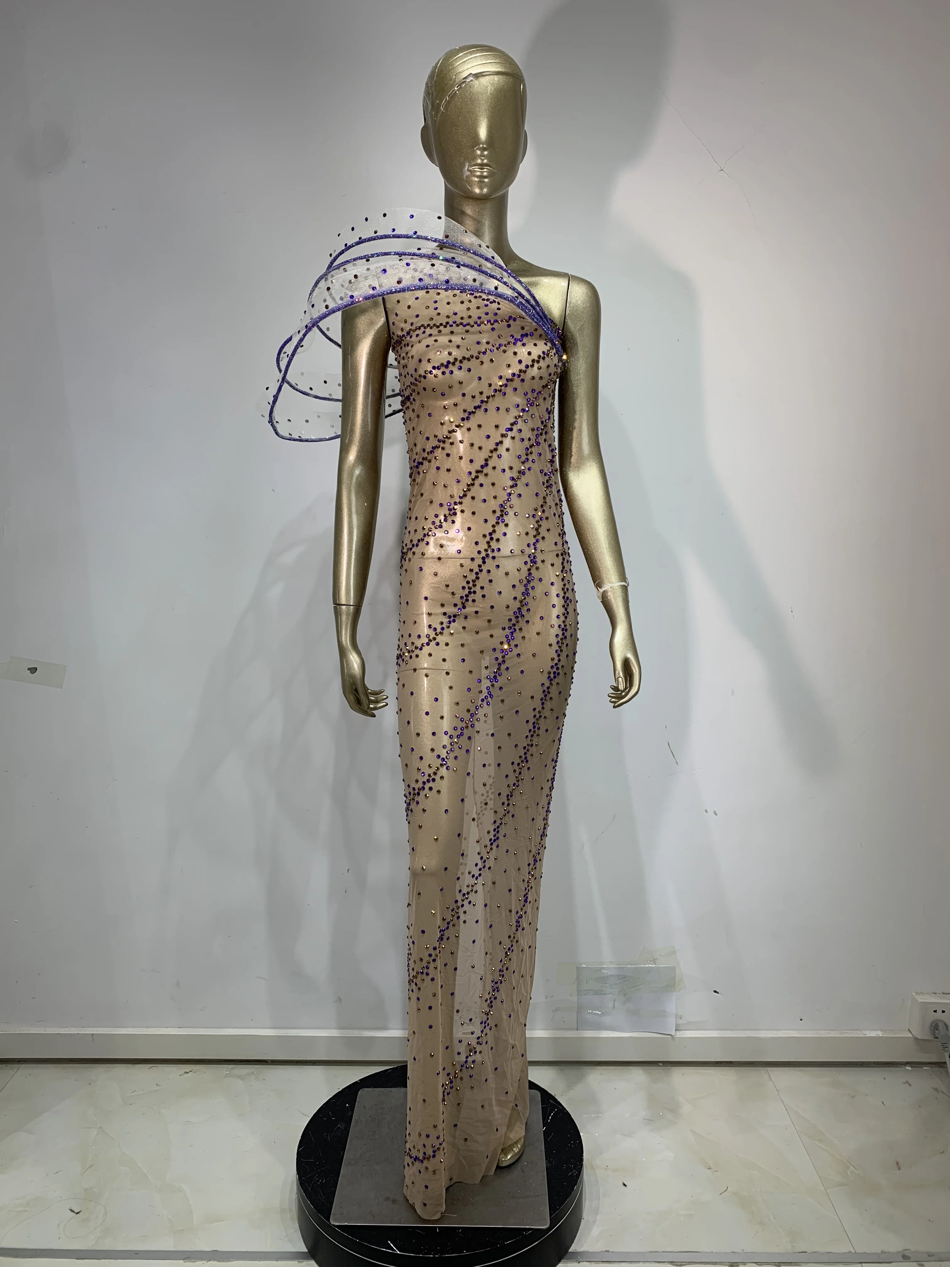 Shining Rhinestones Elegant One Shoulder See-Through Long Dress Women Eveing Party Luxury Birthday Sexy Nightclub Stage Costume
Shining Rhinestones Elegant One Shoulder See-Through Long Dress Women Eveing Party Luxury Birthday Sexy Nightclub Stage Costume