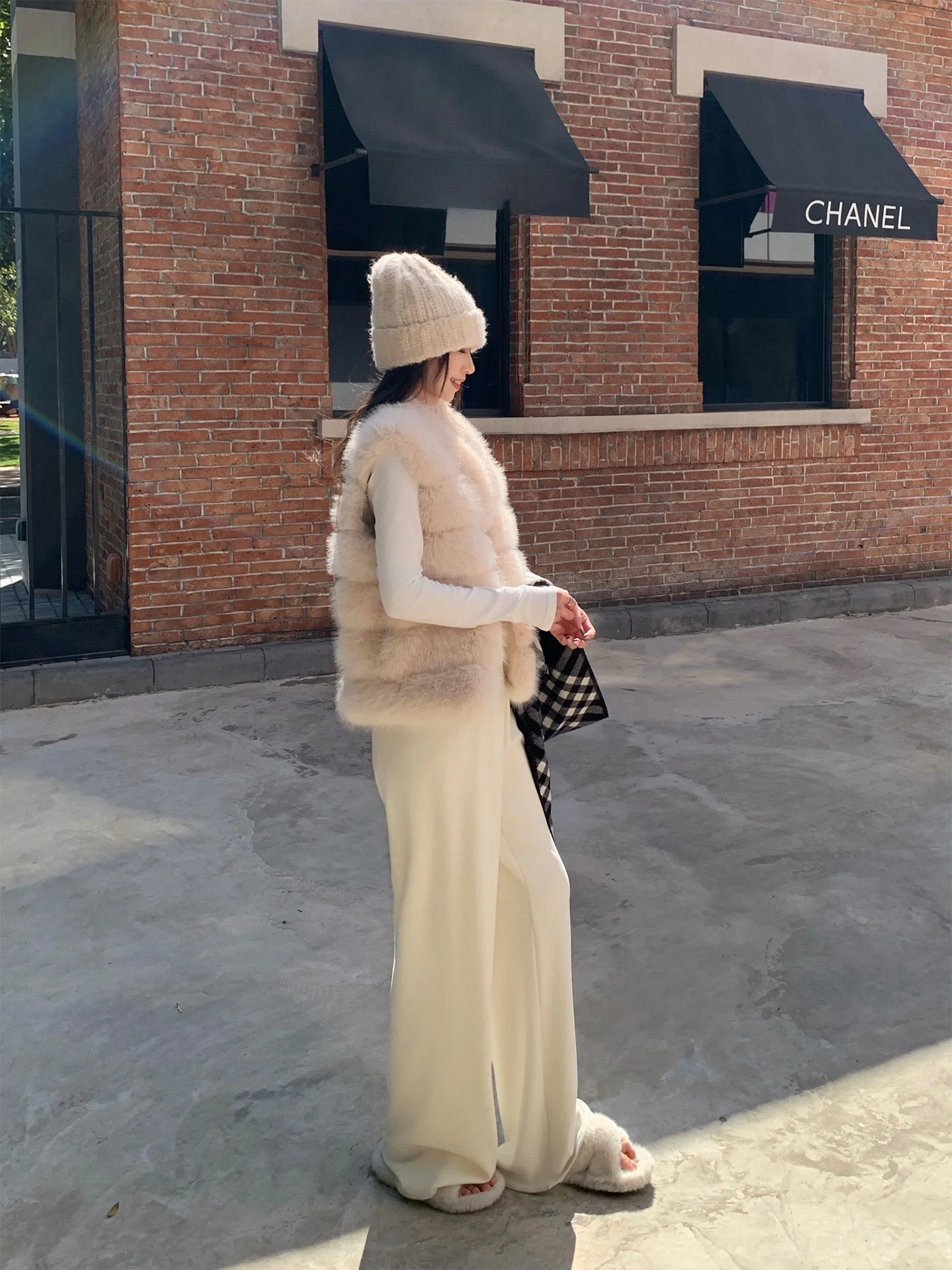 Экологичный меховой жилет Nuomici: Модный, стильный, с градиентным цветом, простой, роскошный, с эффектом золота, создающий атмосферу, молодежный, модный, теплый.
Экологичный меховой жилет Nuomici: Модный, стильный, с градиентным цветом, простой, роскошный, с эффектом золота, создающий атмосферу, молодежный, модный, теплый.