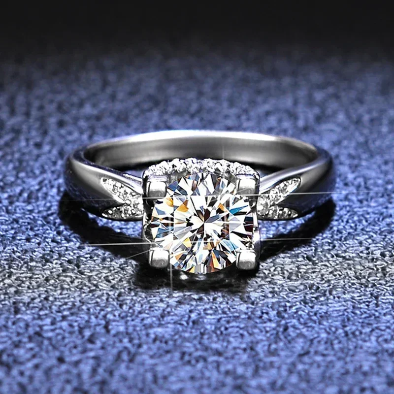 Luxury Platinum PT950 White Gold Ring Round 1ct Diamond Moissanite Ring Anniversary Wedding Band Gift for Women
Luxury Platinum PT950 White Gold Ring Round 1ct Diamond Moissanite Ring Anniversary Wedding Band Gift for Women