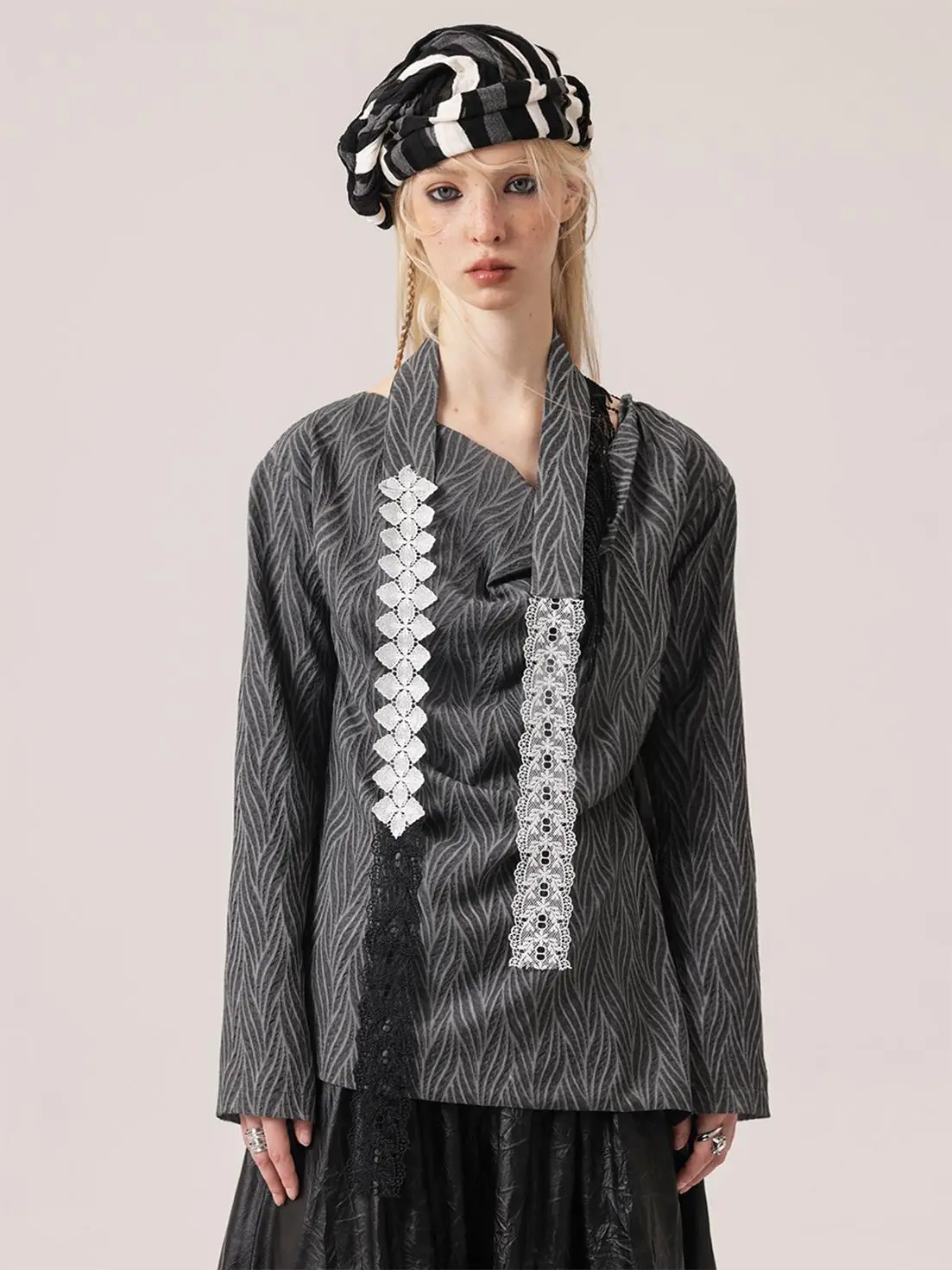 Оригинальный дизайн, съемный кружевной шарф, плиссированная асимметричная блузка с открытыми плечами, женская модная одежда для весны и осени, полиэстер, длинный рукав
Оригинальный дизайн, съемный кружевной шарф, плиссированная асимметричная блузка с открытыми плечами, женская модная одежда для весны и осени, полиэстер, длинный рукав