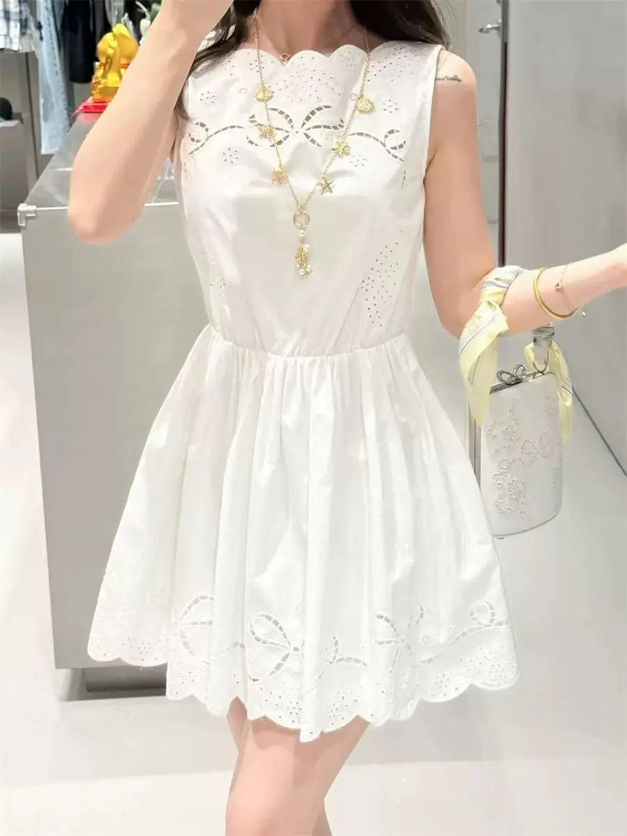 Embroidered Hollow out Waist-Cinching Sleeveless White Summer Dress French Style High Waist Cotton Breathable A-Line Skirt
Embroidered Hollow out Waist-Cinching Sleeveless White Summer Dress French Style High Waist Cotton Breathable A-Line Skirt
