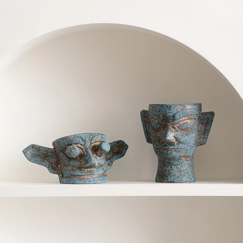 Retro creative imitation bronze Sanxingdui ceramic vase, living room entrance table flower arrangement decorative item, home dec
Retro creative imitation bronze Sanxingdui ceramic vase, living room entrance table flower arrangement decorative item, home dec