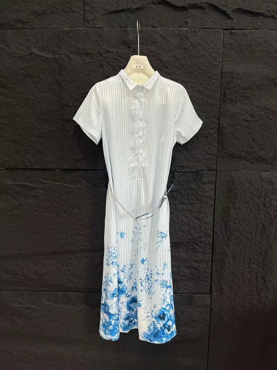 Luxurious and cool blue ink wash print wide stripe collarless single-button dress with belt, elegant and luxurious.
Luxurious and cool blue ink wash print wide stripe collarless single-button dress with belt, elegant and luxurious.
