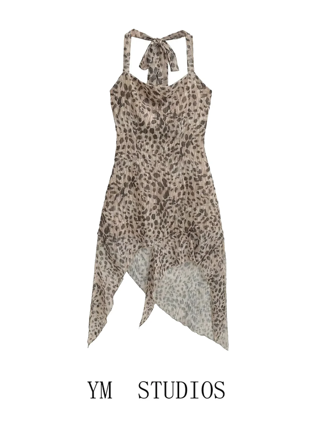 Американский стиль: Летнее платье с леопардовым принтом, асимметричным вырезом на шее, открытыми бедрами, для танцев, с завышенной талией, в стиле Wild Dance.
Американский стиль: Летнее платье с леопардовым принтом, асимметричным вырезом на шее, открытыми бедрами, для танцев, с завышенной талией, в стиле Wild Dance.