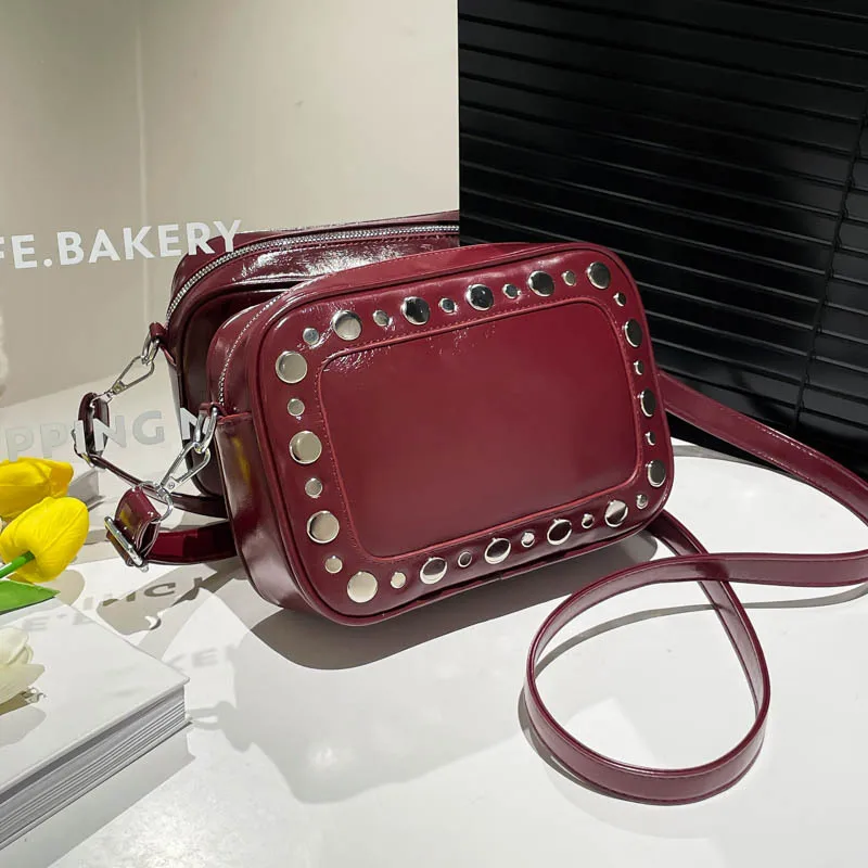  Лидер продаж 2025 года, черная квадратная сумка с шипами для женщин, стильный кошелек через плечо, мини-сумка высокого качества, модная повседневная сумка
Лидер продаж 2025 года, черная квадратная сумка с шипами для женщин, стильный кошелек через плечо, мини-сумка высокого качества, модная повседневная сумка