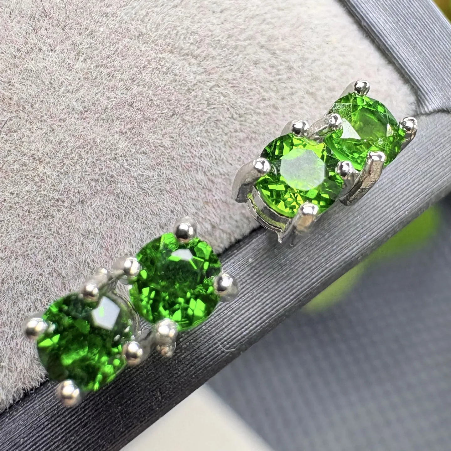 1 Pair Fengbaowu Natural Stone Diopside Earring Ear Stud 3.5MM Round Faceted 925 Sterling Silver Crystal Jewelry Gift
1 Pair Fengbaowu Natural Stone Diopside Earring Ear Stud 3.5MM Round Faceted 925 Sterling Silver Crystal Jewelry Gift