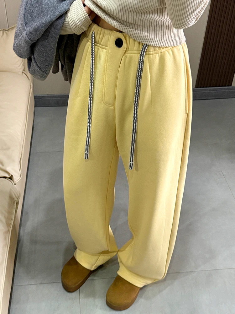 Women's fleece casual sweatpants, thickened warm loose sports pants, autumn and winter daily versatile.
Women's fleece casual sweatpants, thickened warm loose sports pants, autumn and winter daily versatile.