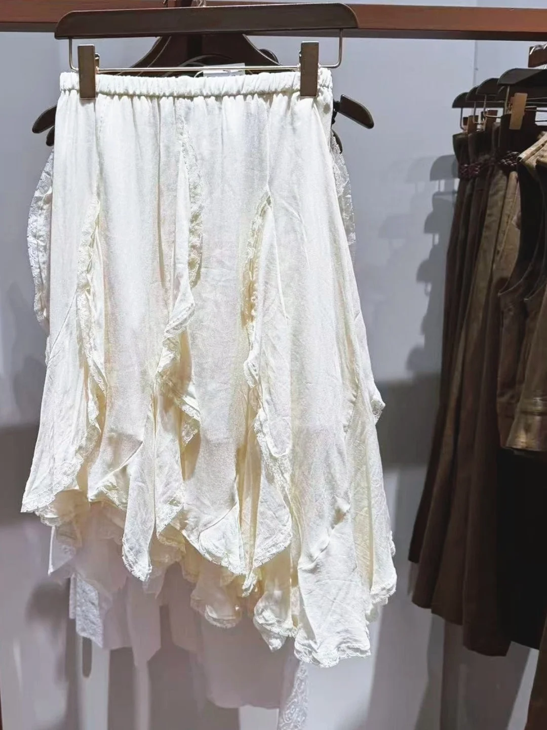 URCACHE Summer New Elegant Lace Splicing Half Skirt Irregular Design Women's Fashion Sensation Gored Hemline Skirts
URCACHE Summer New Elegant Lace Splicing Half Skirt Irregular Design Women's Fashion Sensation Gored Hemline Skirts