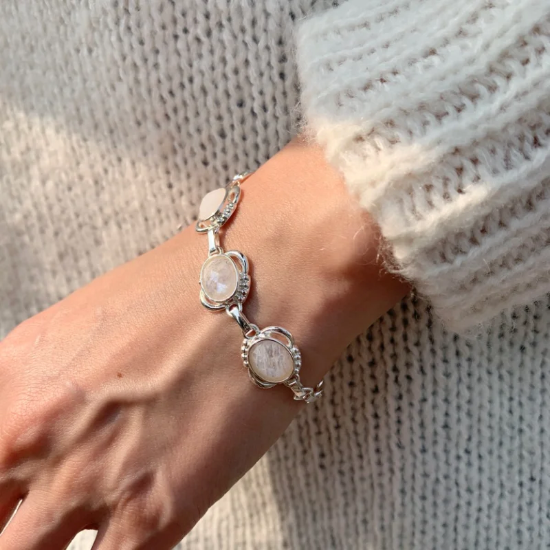 Original Design 925 Silver Pendant High-end and Exquisite Bracelet Natural Round Moonstone Niche Women's Bracelet
Original Design 925 Silver Pendant High-end and Exquisite Bracelet Natural Round Moonstone Niche Women's Bracelet