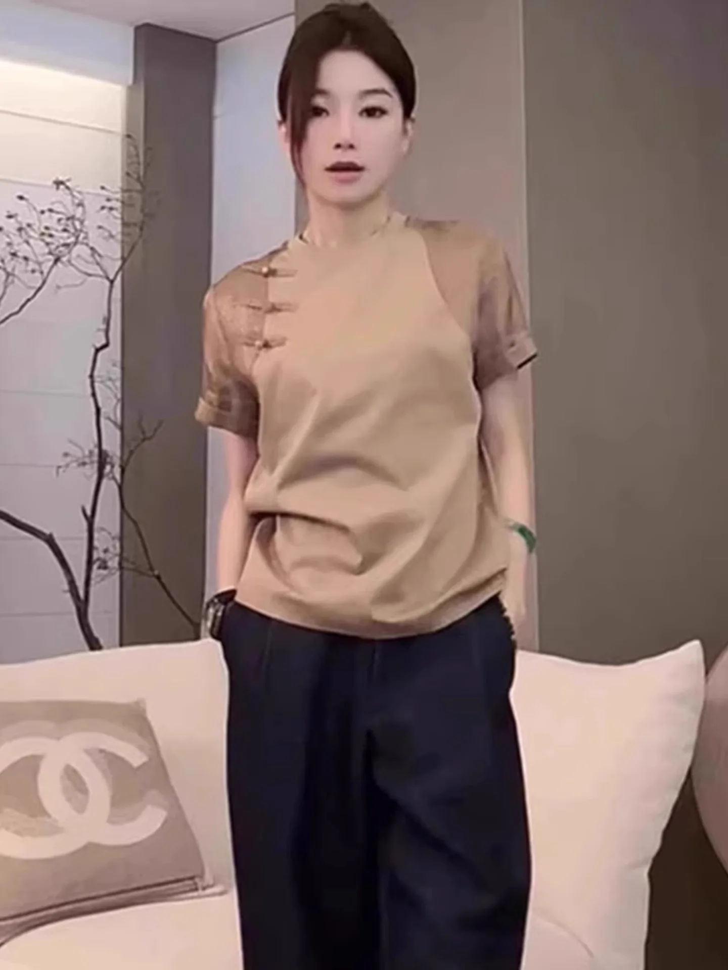 Женская свободная блузка с пуговицами в корейском стиле, из шелкового материала, для повседневной носки, летняя, модная, повседневная рубашка
Женская свободная блузка с пуговицами в корейском стиле, из шелкового материала, для повседневной носки, летняя, модная, повседневная рубашка