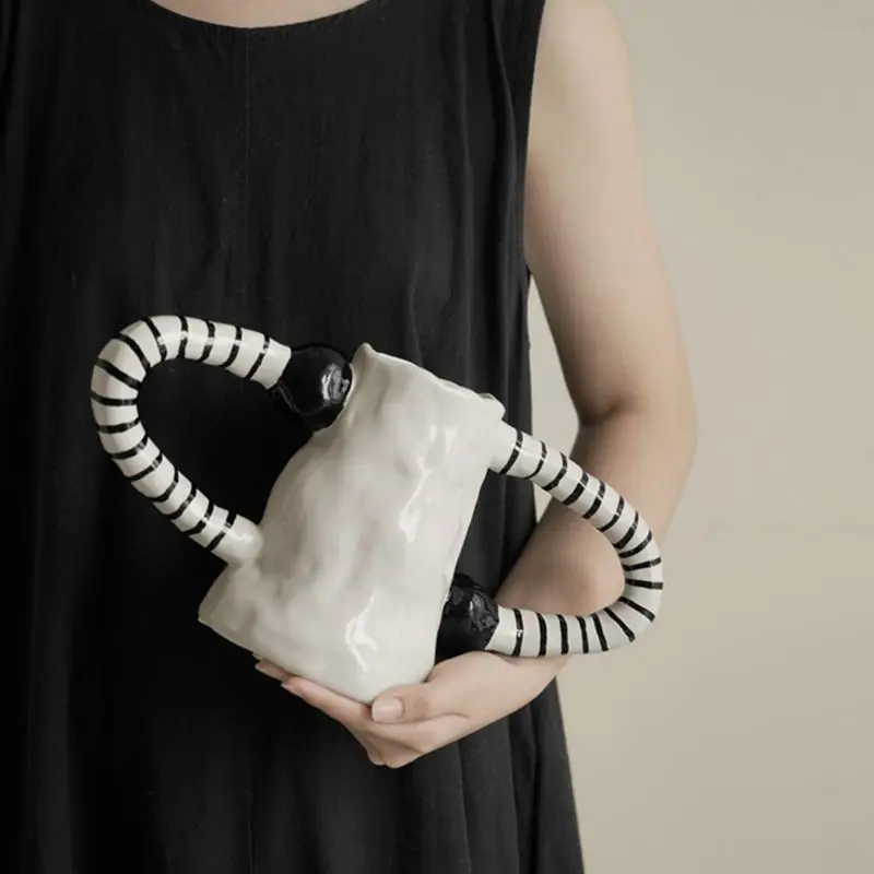 Черно-белая керамическая ваза - цветочный горшок ручной работы кремового тона для декора прихожей и журнального столика
Черно-белая керамическая ваза - цветочный горшок ручной работы кремового тона для декора прихожей и журнального столика