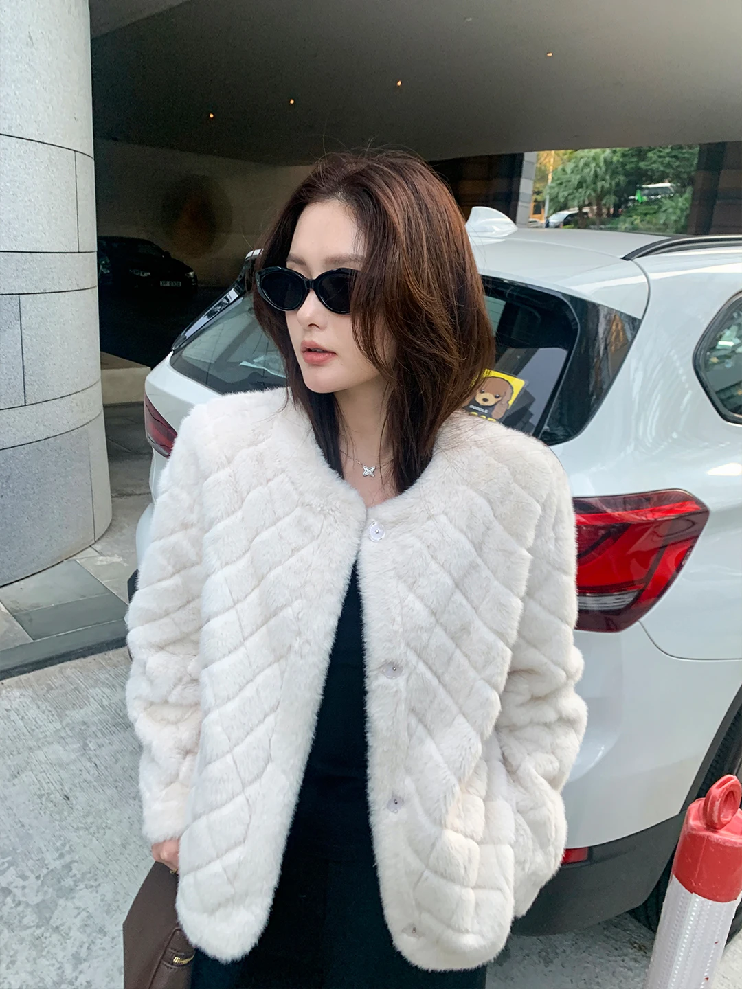 Женская короткая куртка Ele Briti Sle из экологичного искусственного меха с белым ромбовидным узором, молодежная модная модель MAVERI
Женская короткая куртка Ele Briti Sle из экологичного искусственного меха с белым ромбовидным узором, молодежная модная модель MAVERI