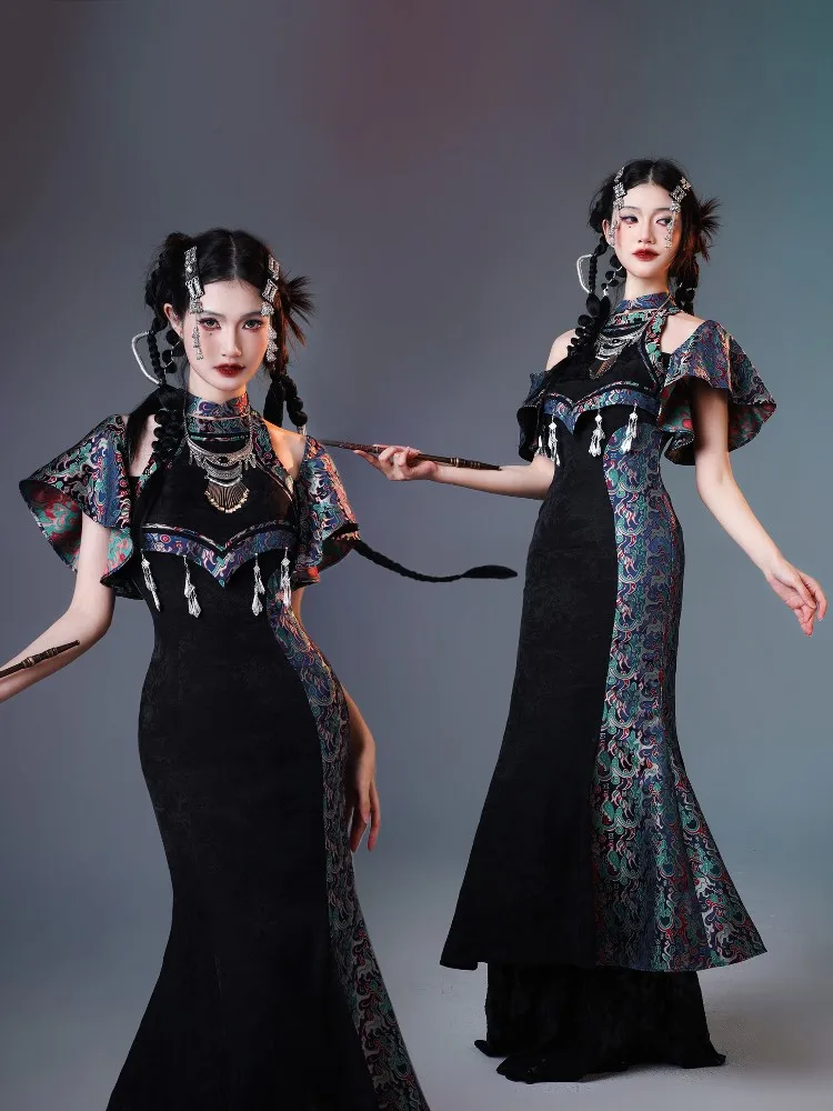 A long skirt with traditional patterns ethnic style and heavy industrial
A long skirt with traditional patterns ethnic style and heavy industrial
