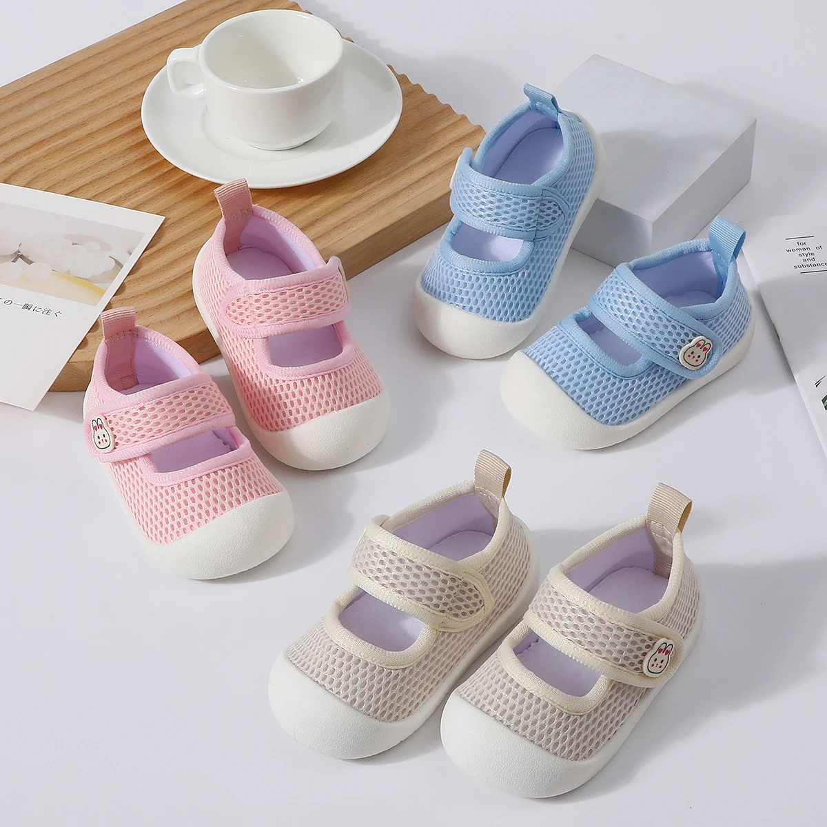 Baby learning walking shoes, PU non-slip soles, soft flat shoes for infants, suitable for indoor parties and gatherings.
Baby learning walking shoes, PU non-slip soles, soft flat shoes for infants, suitable for indoor parties and gatherings.