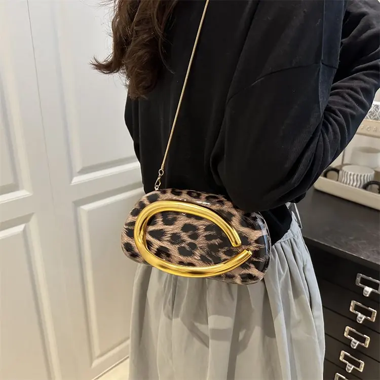 Классическая винтажная вечерняя сумка 2025 года, минималистичный женский клатч с металлической цепочкой, трансформируемая сумка через плечо и через плечо для свидания
Классическая винтажная вечерняя сумка 2025 года, минималистичный женский клатч с металлической цепочкой, трансформируемая сумка через плечо и через плечо для свидания