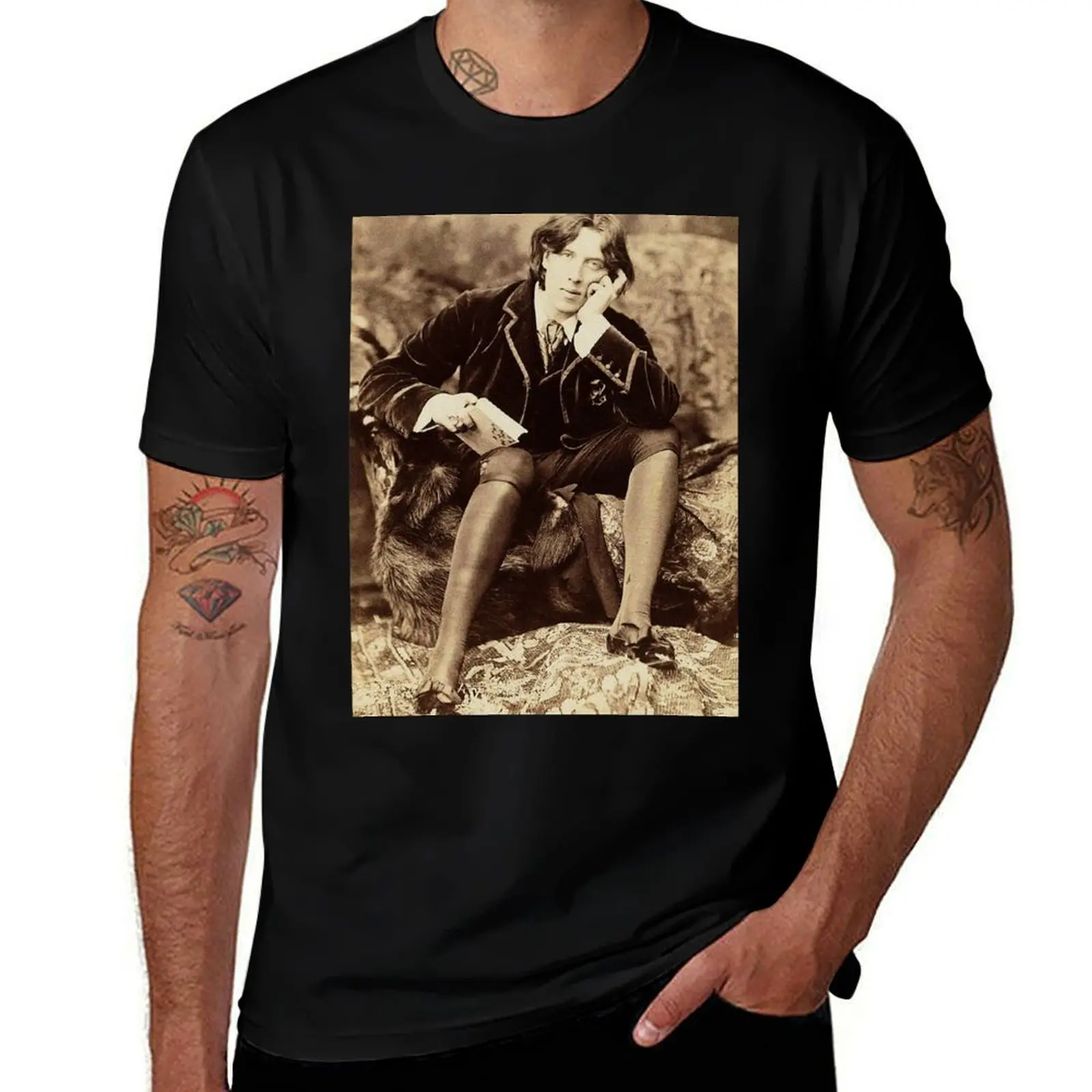 Футболка Oscar Wilde, черная хлопковая футболка, простая мужская посылка, мужская футболка, летняя футболка
Футболка Oscar Wilde, черная хлопковая футболка, простая мужская посылка, мужская футболка, летняя футболка