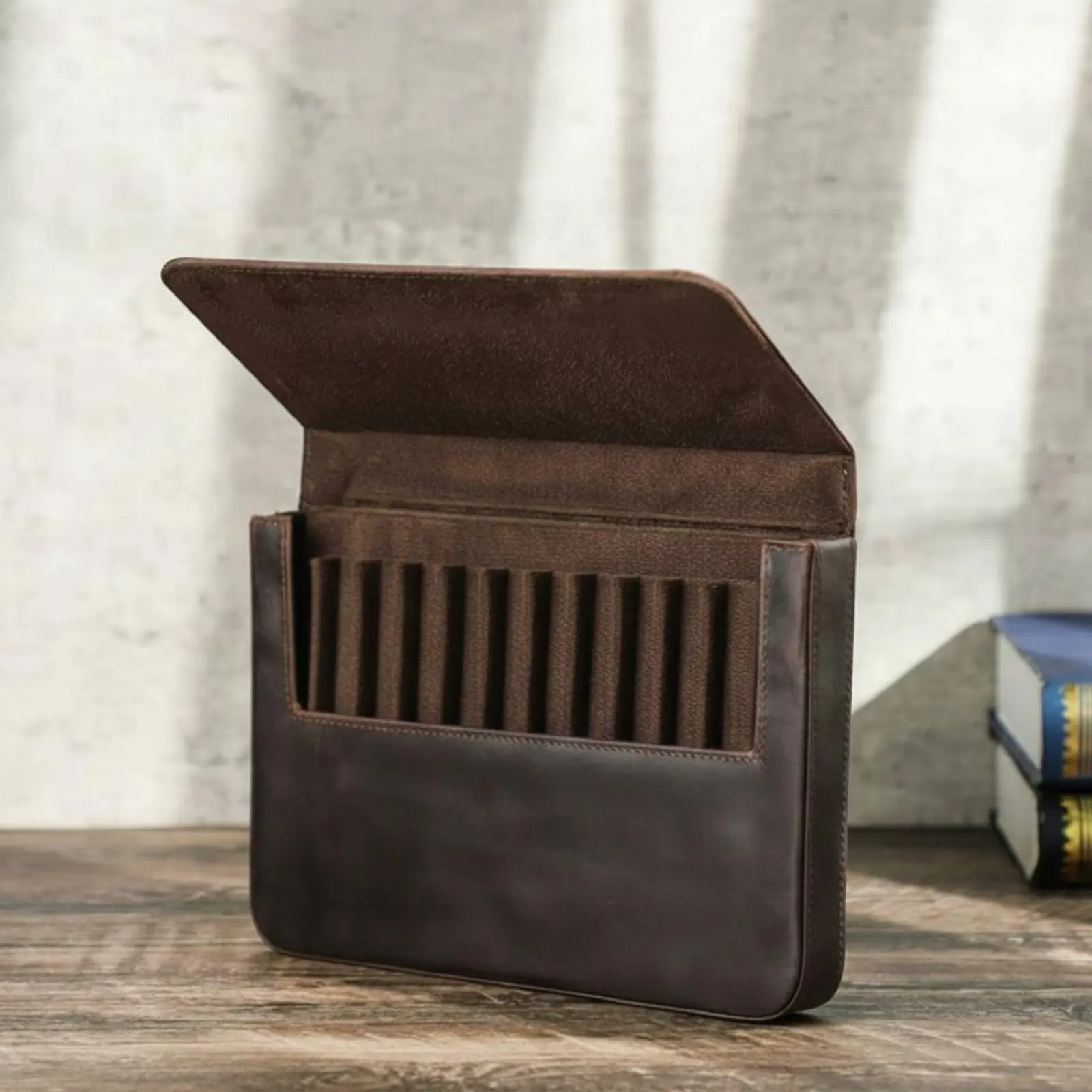 Drawer & Design Pen Organizer Snap Closure Leather Writing Pen Holder Handmade for Artists, Mobile
Drawer & Design Pen Organizer Snap Closure Leather Writing Pen Holder Handmade for Artists, Mobile