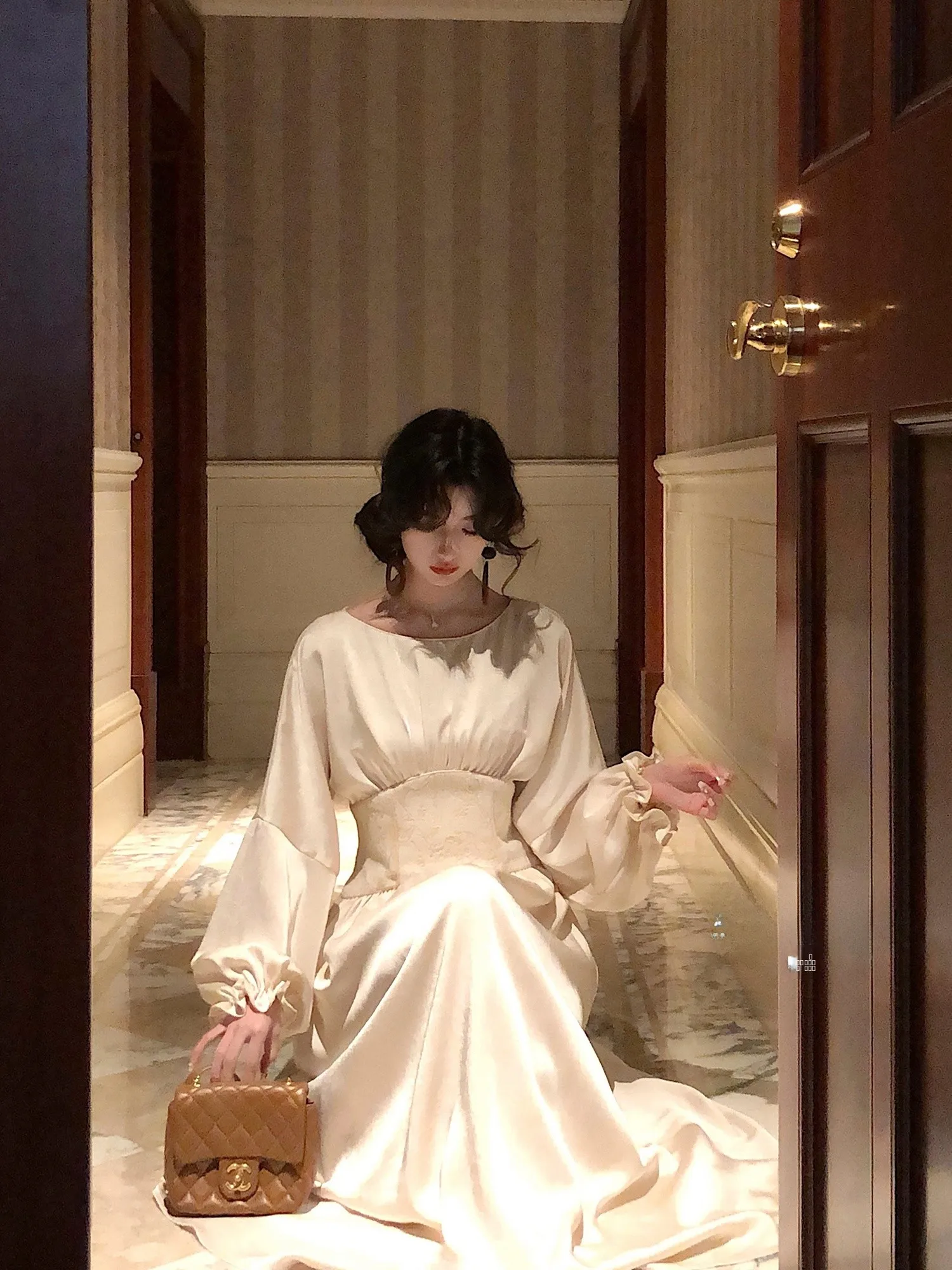 Romantic Waist-Cinching Dr Embellied Bouquet Silhouette Pleated Satin round Ne Long Gown French Sle A-Line Skirt
Romantic Waist-Cinching Dr Embellied Bouquet Silhouette Pleated Satin round Ne Long Gown French Sle A-Line Skirt