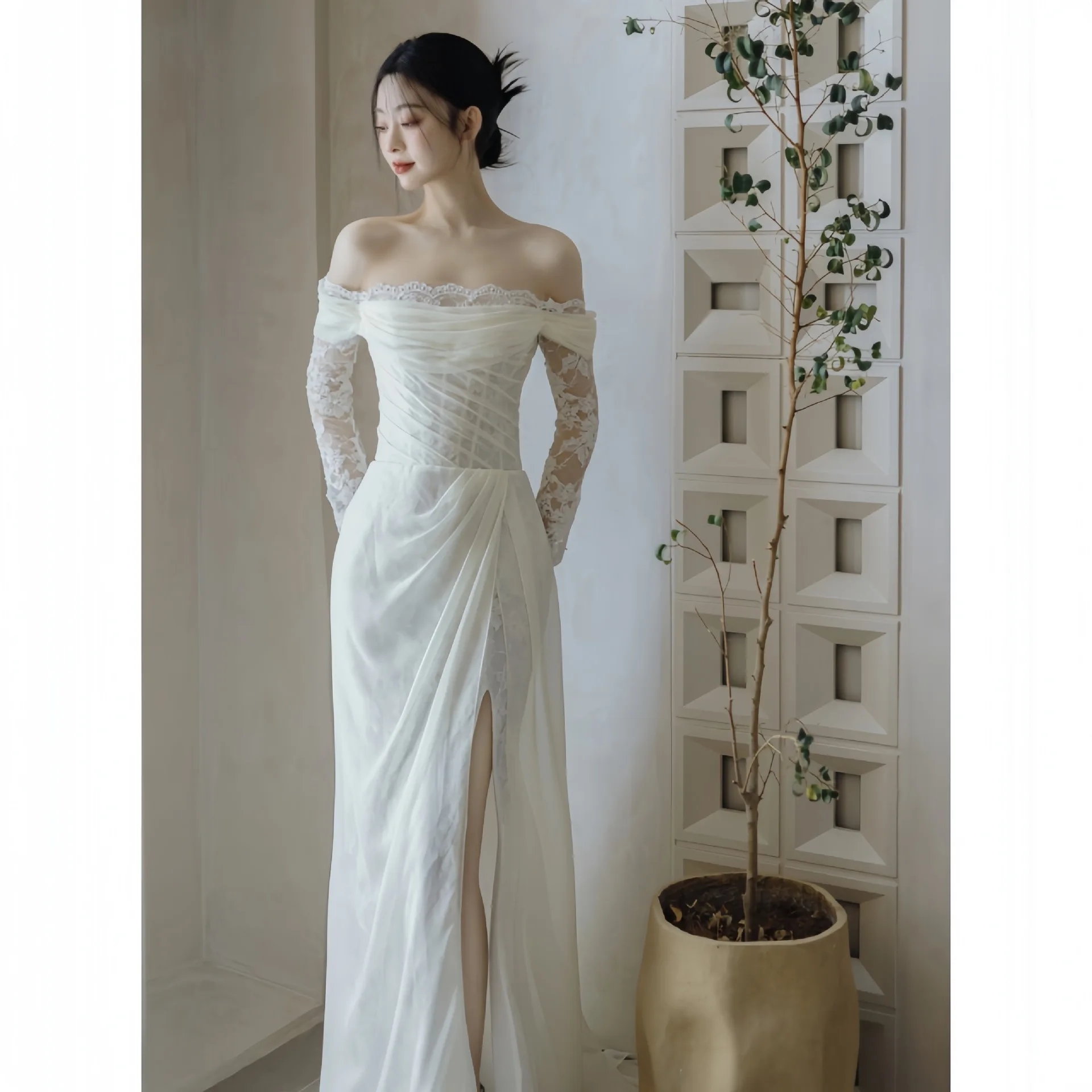 Simple Korean Style Wedding Dress Lace Tail Fish Tail Light Bridal Gown Shoulder One Word Slimming with Welcome Train
Simple Korean Style Wedding Dress Lace Tail Fish Tail Light Bridal Gown Shoulder One Word Slimming with Welcome Train