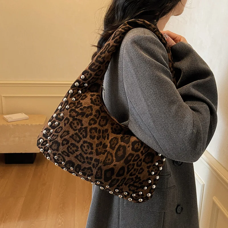 Fashion Leopard Cloud Shoulder Bag Rivet Suede Women Handbags Half Moon Studded Designer Bags for Women Armpit Bag NEW Purses
Fashion Leopard Cloud Shoulder Bag Rivet Suede Women Handbags Half Moon Studded Designer Bags for Women Armpit Bag NEW Purses