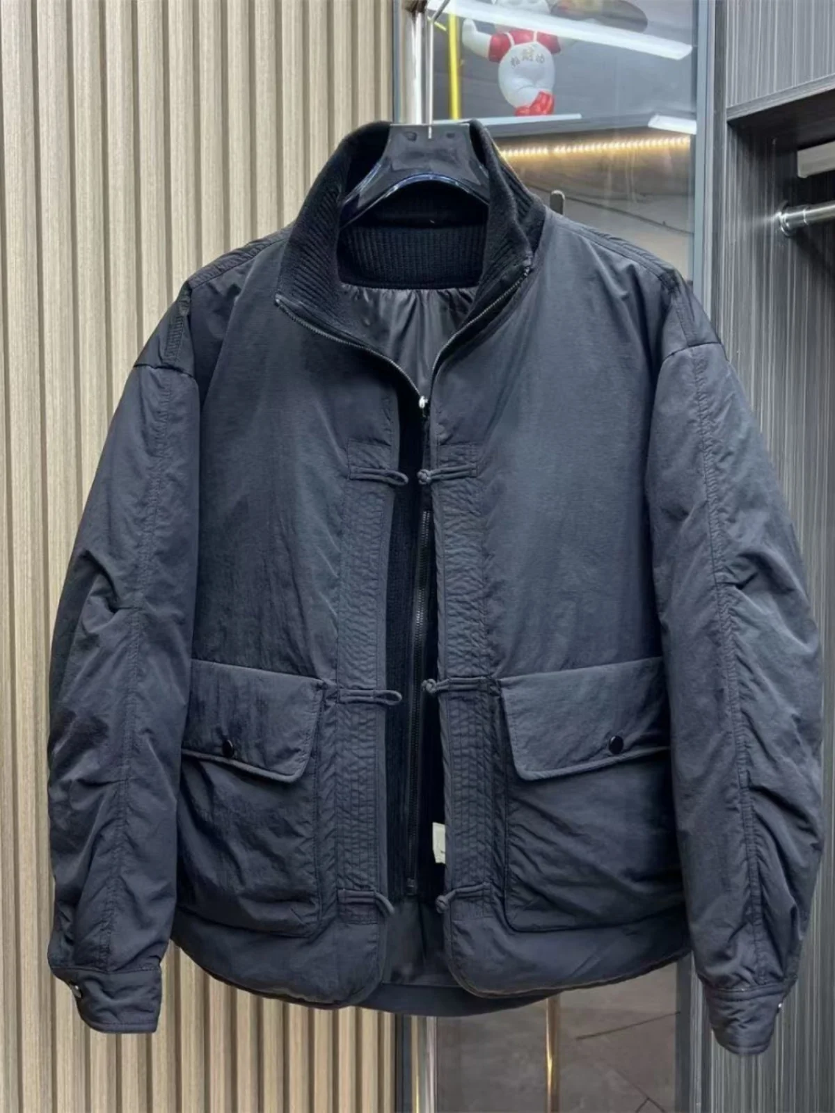 Зима 2024, мужская хлопковая куртка с воротником-стойкой и пуговицами, повседневная, модного цвета, теплая, простая, в Корейском стиле, в стиле ретро, японский Sle
Зима 2024, мужская хлопковая куртка с воротником-стойкой и пуговицами, повседневная, модного цвета, теплая, простая, в Корейском стиле, в стиле ретро, японский Sle