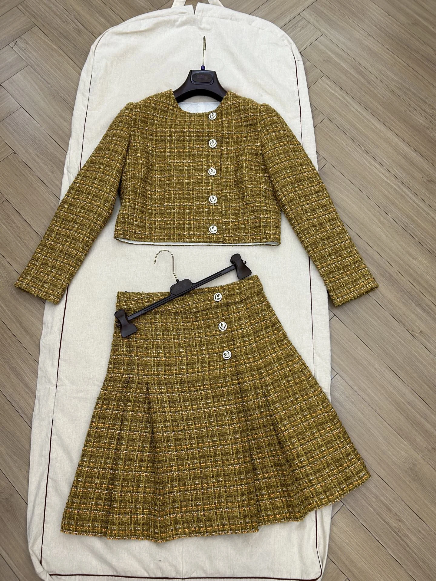 Новый женский высококачественный твидовый костюм из шерсти, льна и хлопка, модная универсальная юбка
Новый женский высококачественный твидовый костюм из шерсти, льна и хлопка, модная универсальная юбка