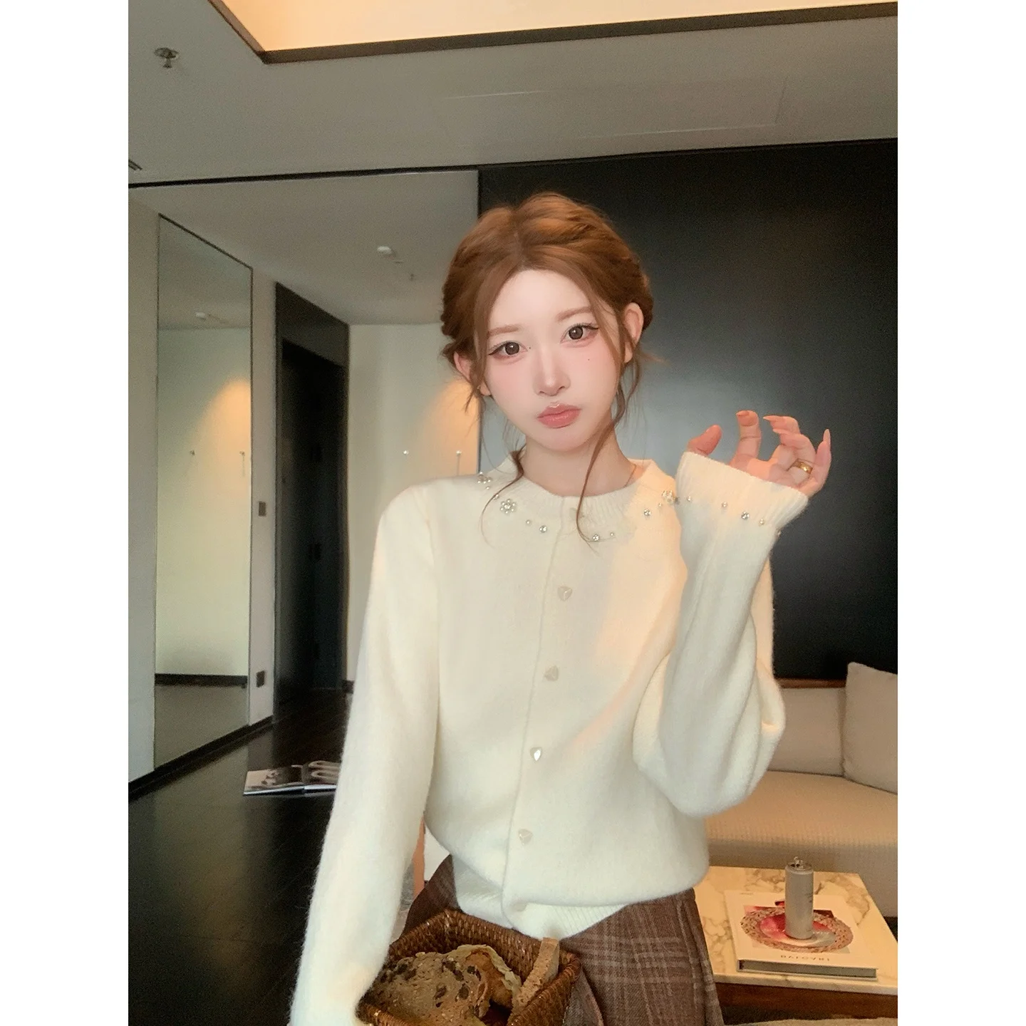 Chen Daya белый вязаный женский свитер Miu Sle осень-зима внутренняя одежда кардиган пальто жемчужное украшение
Chen Daya белый вязаный женский свитер Miu Sle осень-зима внутренняя одежда кардиган пальто жемчужное украшение