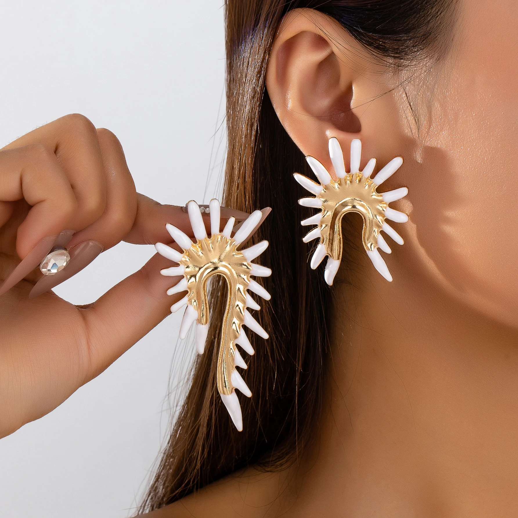 Fashionable white enamel glaze thorns, punk geometric design style twisted earrings, vacation travel dating beach jewelry
Fashionable white enamel glaze thorns, punk geometric design style twisted earrings, vacation travel dating beach jewelry