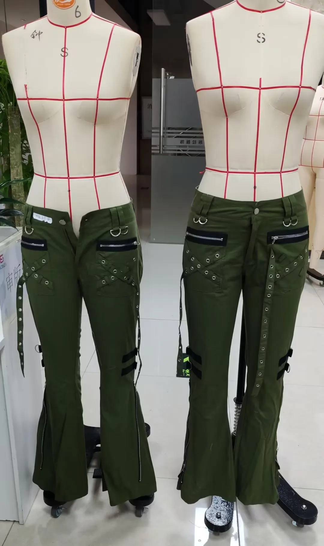 Women Trendy Baggy Cargo Pants High Waist Zipper Wide Leg Jeans Graphic Print Casual Flared Trousers Harajuku Punk Streetwear
Women Trendy Baggy Cargo Pants High Waist Zipper Wide Leg Jeans Graphic Print Casual Flared Trousers Harajuku Punk Streetwear