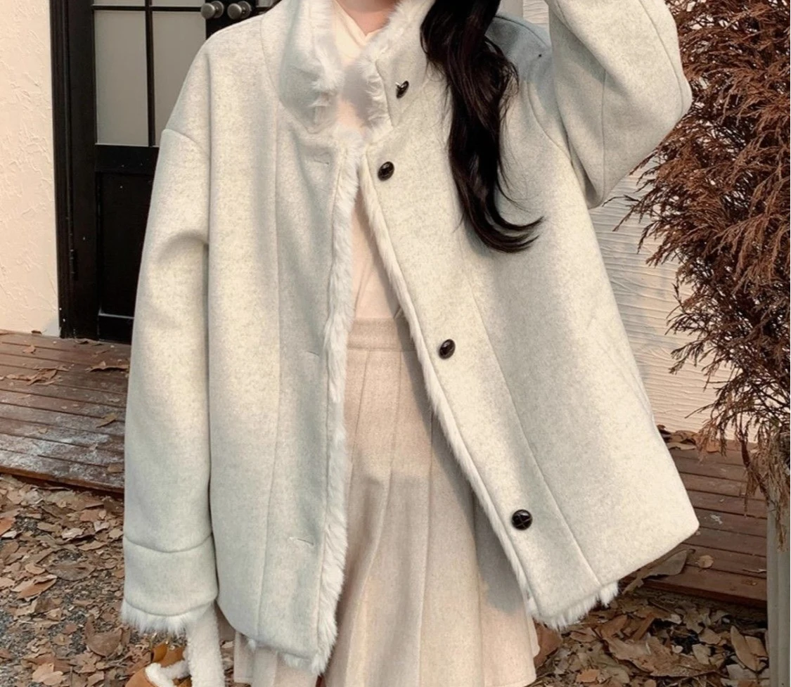 Off White Lamb Wool Spliced Woolen Coat for Winter Women 2025 New Thick Woolen Coat
Off White Lamb Wool Spliced Woolen Coat for Winter Women 2025 New Thick Woolen Coat