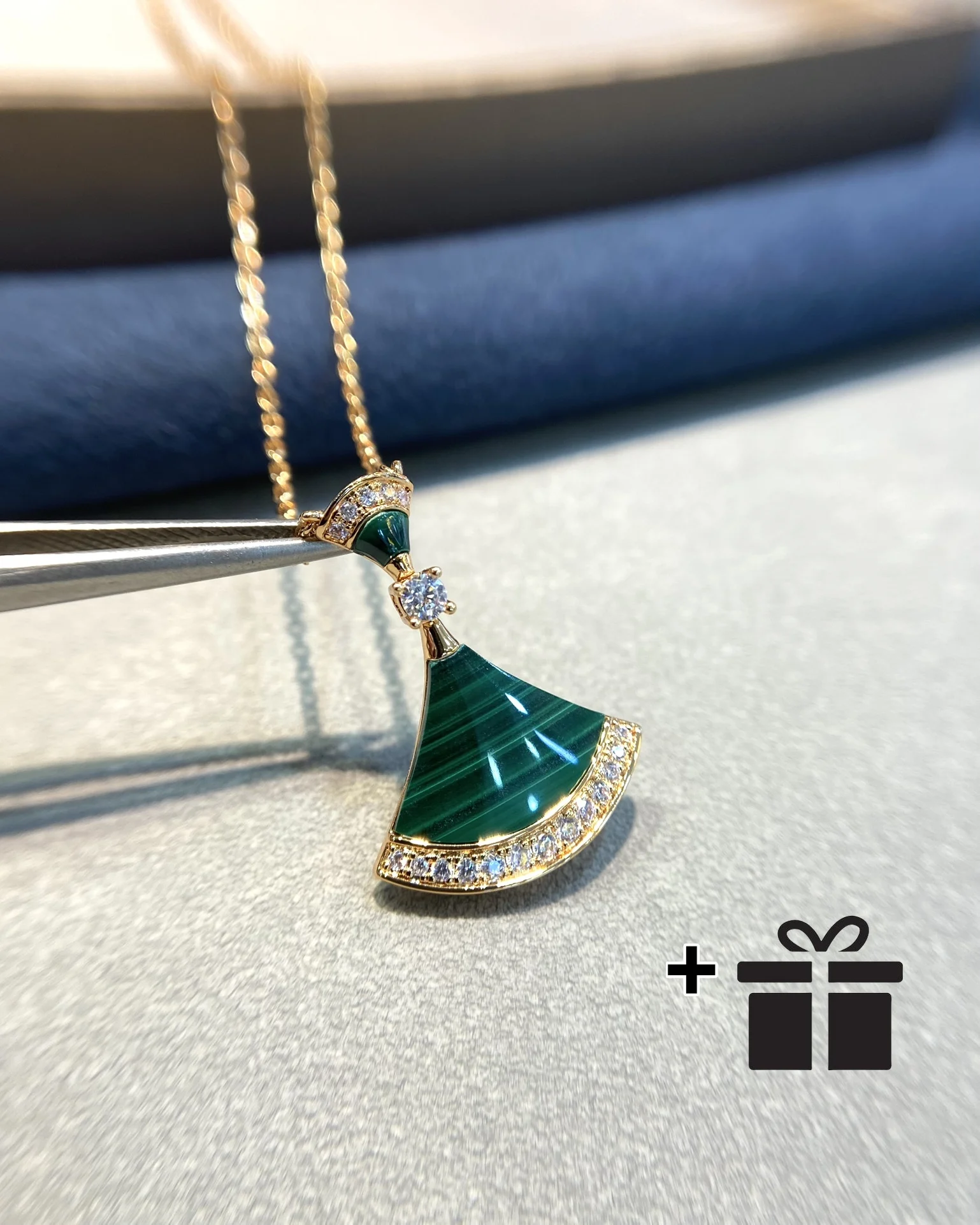 2025 high-quality S925 green skirt shaped necklace, with diamonds set at the bottom, versatile and fashionable jewelry for ladie
2025 high-quality S925 green skirt shaped necklace, with diamonds set at the bottom, versatile and fashionable jewelry for ladie