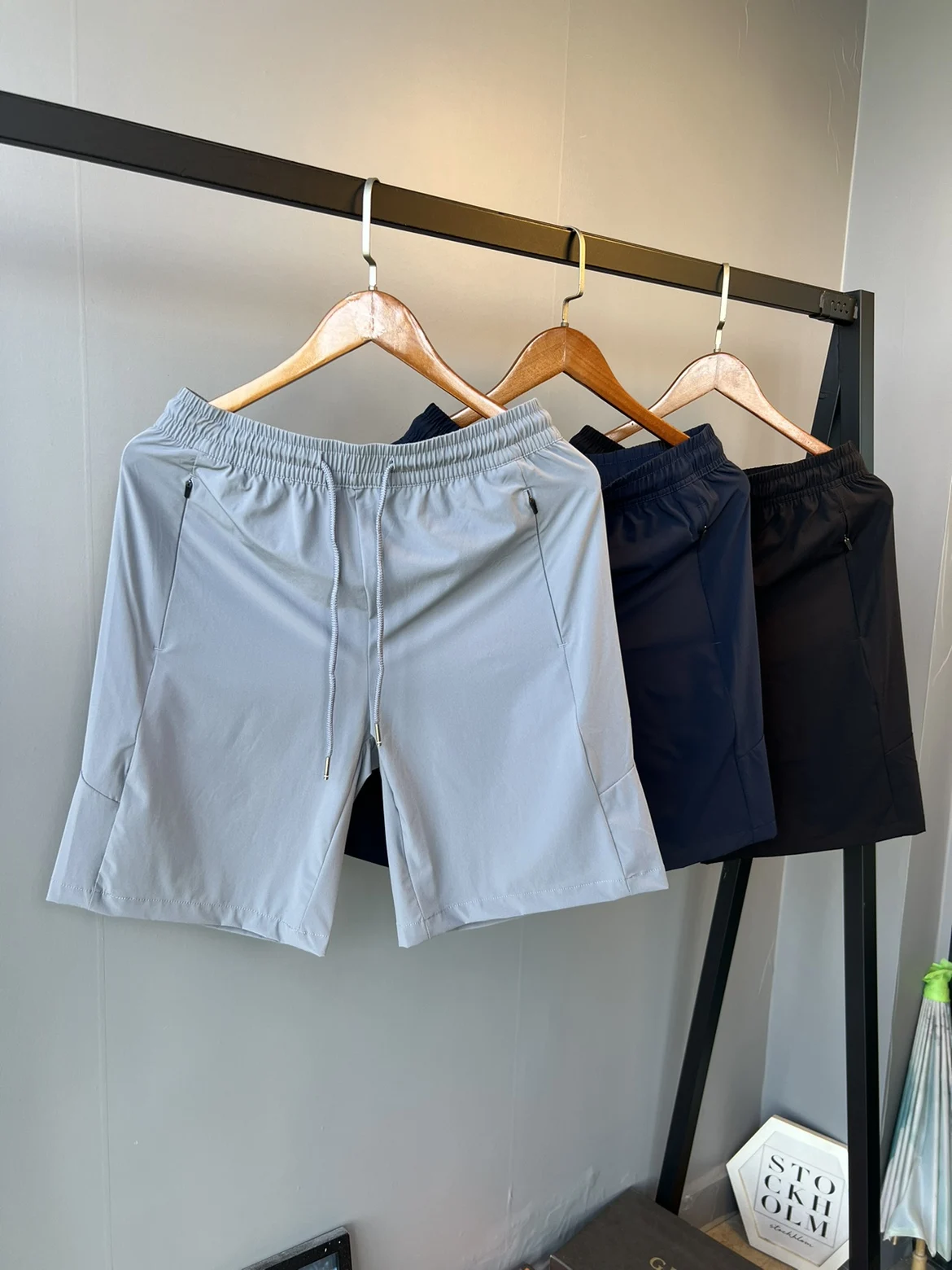 Мужские спортивные дышащие брюки, быстросохнущие, тонкие, эластичные, впитывающие пот, однотонные, летние, новые, модные, городские, нейлоновые.
Мужские спортивные дышащие брюки, быстросохнущие, тонкие, эластичные, впитывающие пот, однотонные, летние, новые, модные, городские, нейлоновые.