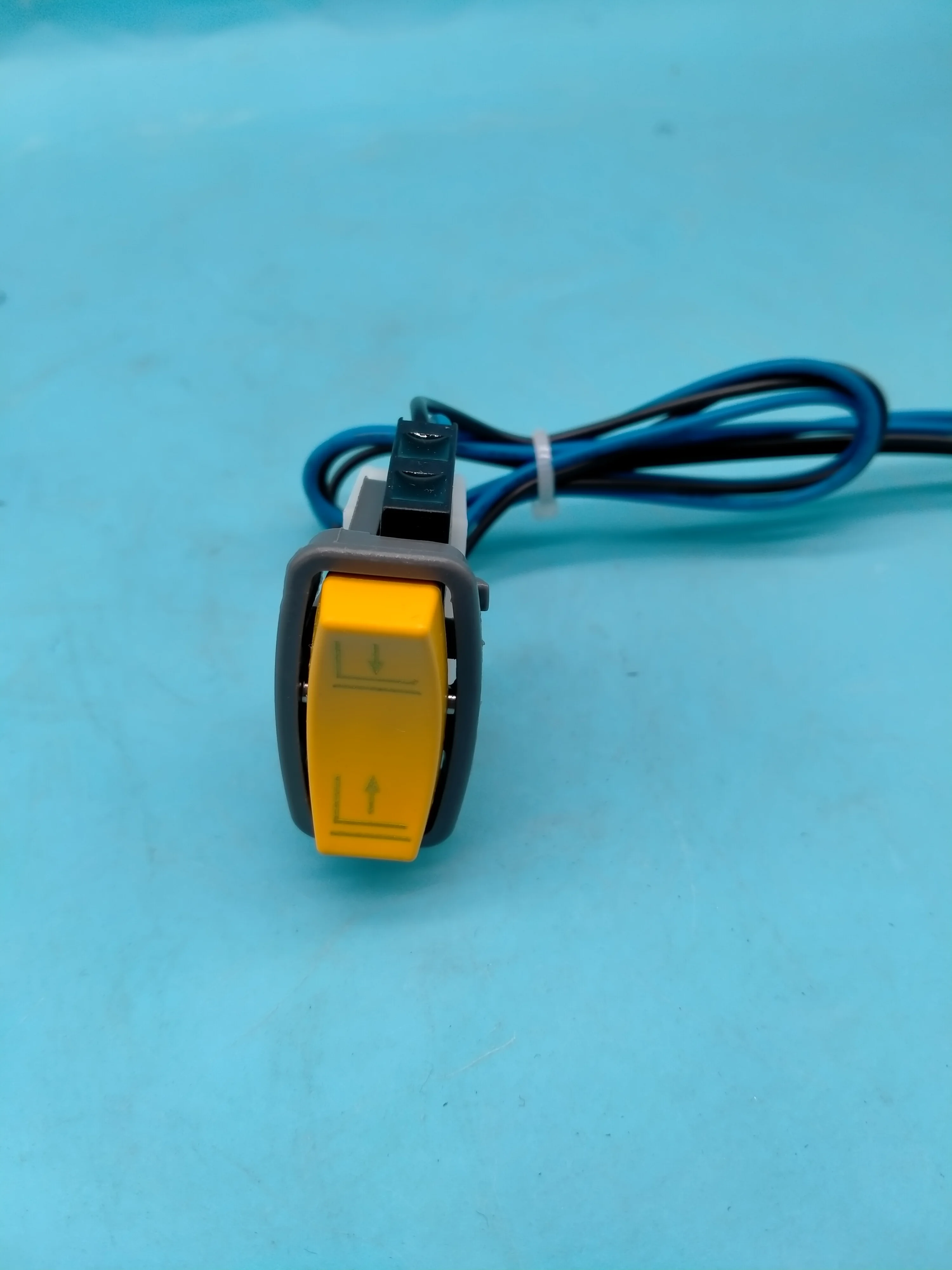 1pc Electric forklift accessories T600 handle lift button switch is suitable for Longgong Carino operation lift and drop switch
1pc Electric forklift accessories T600 handle lift button switch is suitable for Longgong Carino operation lift and drop switch