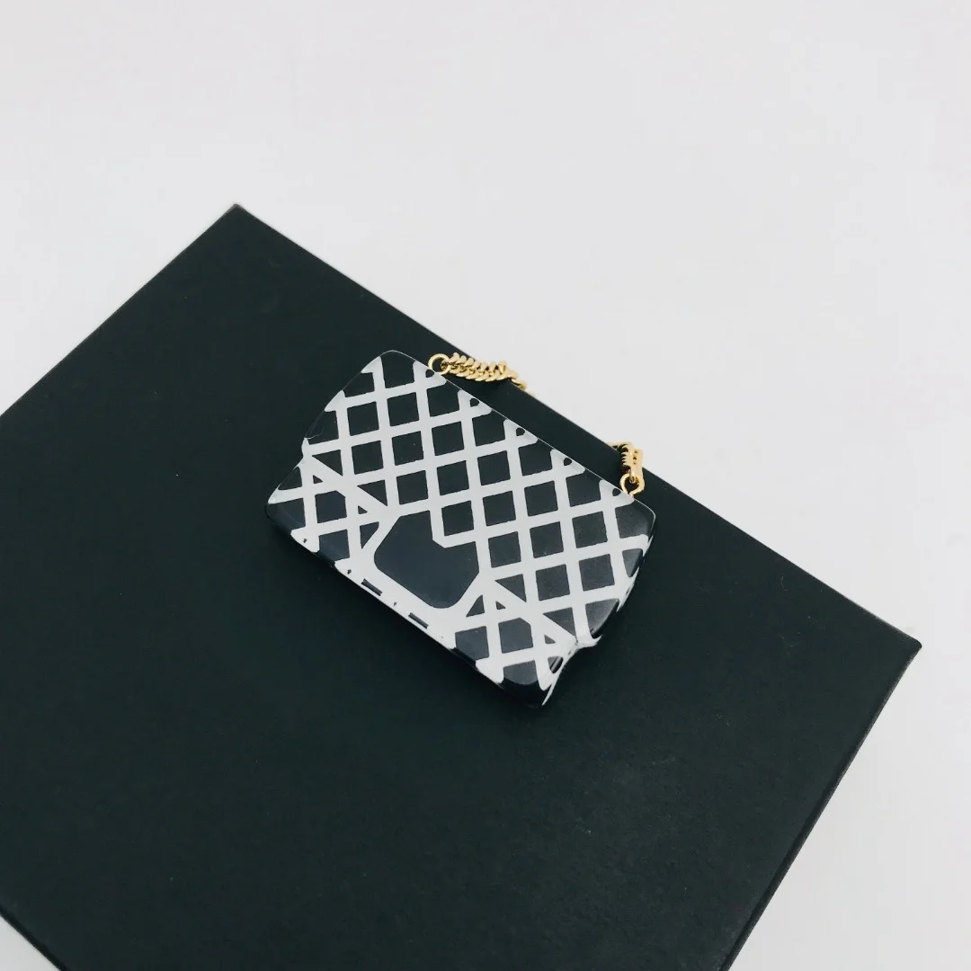 New European and American high-end brand retro fashion acrylic chain bag check brooch
New European and American high-end brand retro fashion acrylic chain bag check brooch