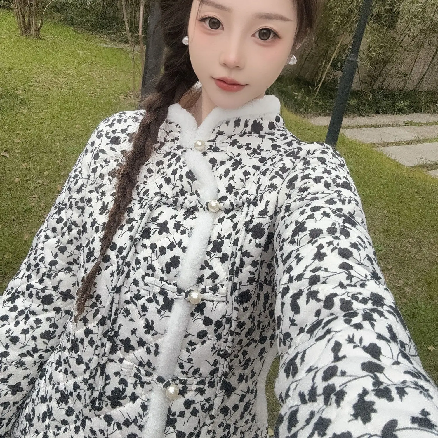 2026 женское толстое флисовое пальто, теплая одежда в китайском стиле, женский винтажный костюм Тан с цветочным принтом, женская хлопковая куртка Cheongsam
2026 женское толстое флисовое пальто, теплая одежда в китайском стиле, женский винтажный костюм Тан с цветочным принтом, женская хлопковая куртка Cheongsam