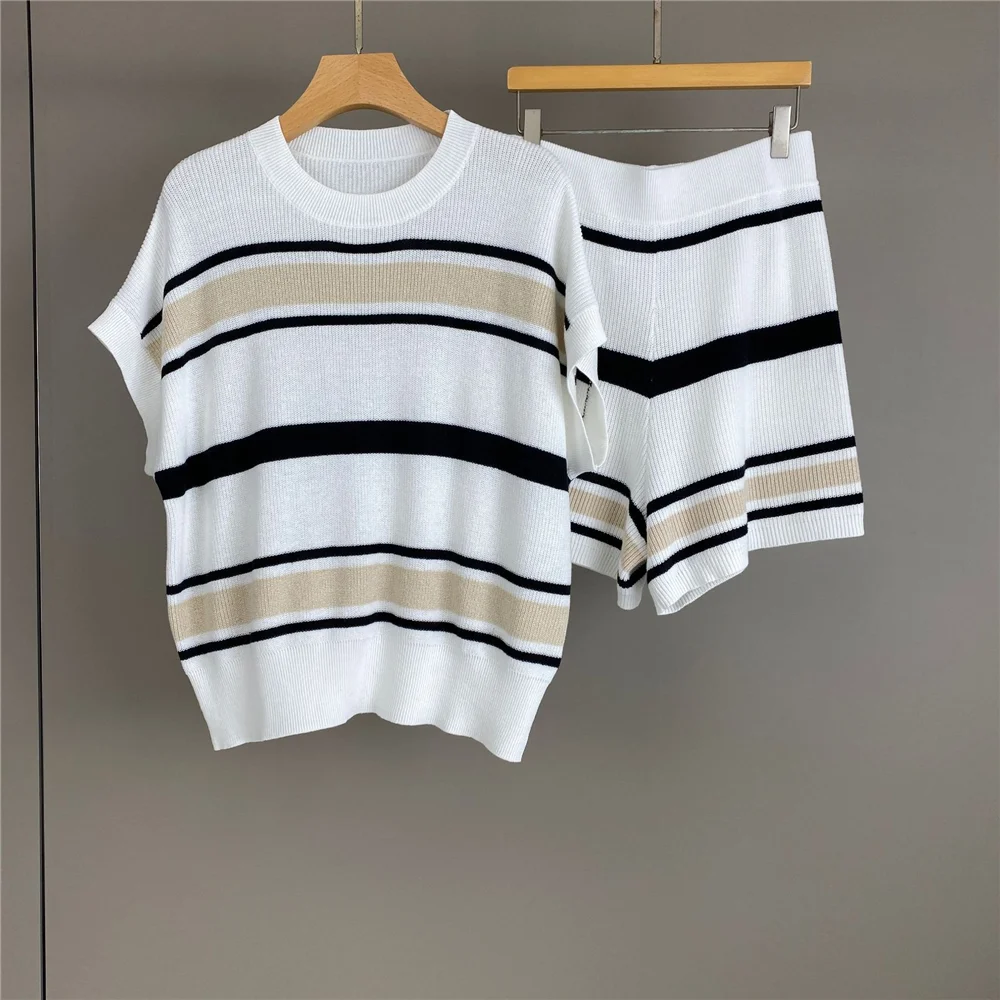 Women's Shorts Suit Crew Neck Striped Short Sleeve T-Shirt With Elastic Waist Shorts Casual Set
Women's Shorts Suit Crew Neck Striped Short Sleeve T-Shirt With Elastic Waist Shorts Casual Set