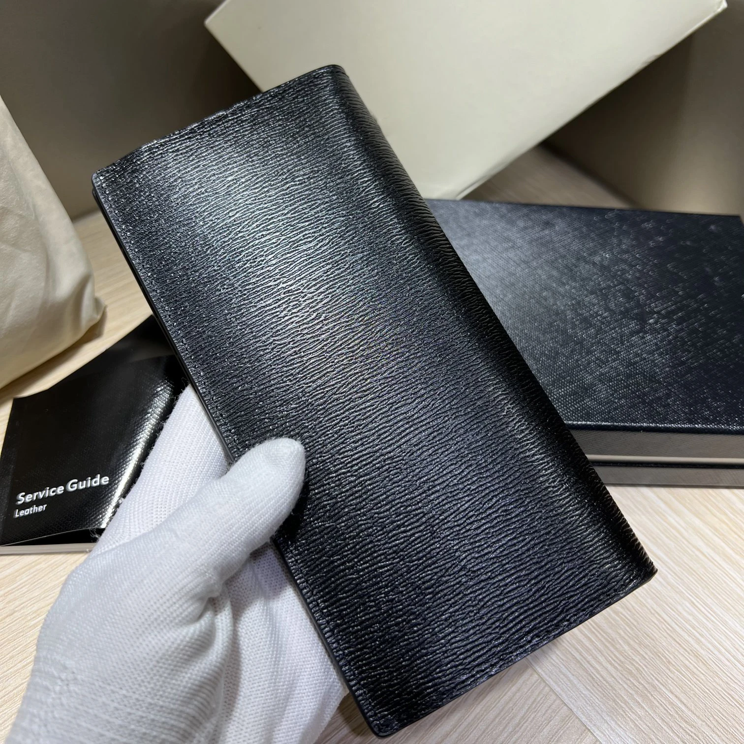 MB U0114694 luxury men's wallet card bag fashion briefcase first layer cowhide bag
MB U0114694 luxury men's wallet card bag fashion briefcase first layer cowhide bag