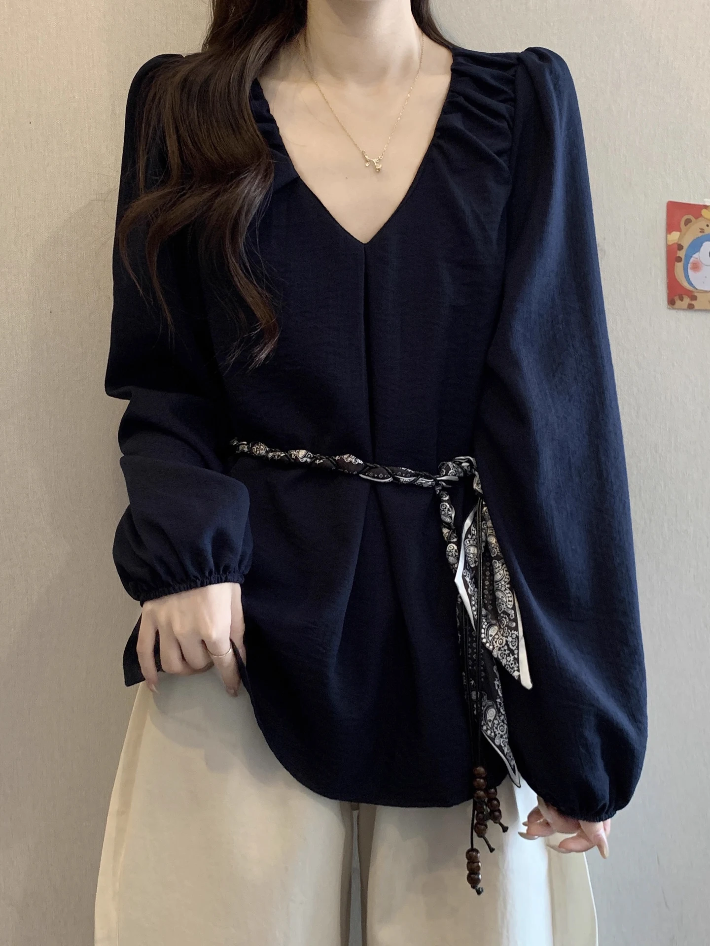 Женская осенняя блузка больших размеров с V-образным вырезом и длинным рукавом, с поясом на талии, скрывающая живот, в корейском стиле, для повседневной носки
Женская осенняя блузка больших размеров с V-образным вырезом и длинным рукавом, с поясом на талии, скрывающая живот, в корейском стиле, для повседневной носки