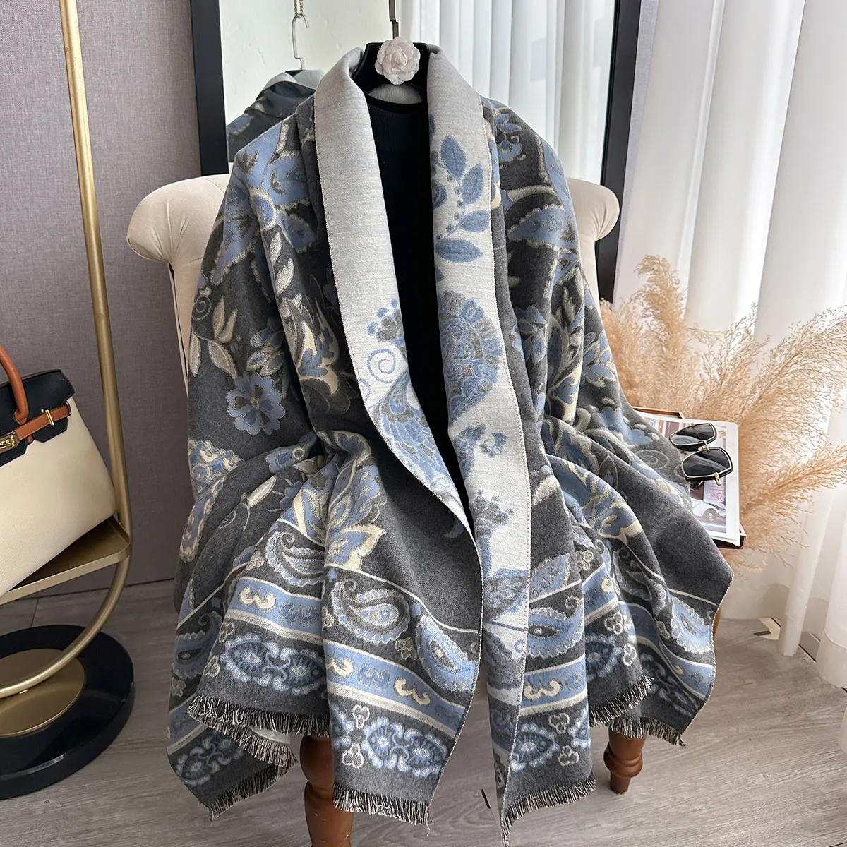 Цветочный жаккардовый шарф из пашмины, имитация кашемира, зимний толстый теплый двусторонний платок, устойчивый к холоду и ветру шарф-одеяло
Цветочный жаккардовый шарф из пашмины, имитация кашемира, зимний толстый теплый двусторонний платок, устойчивый к холоду и ветру шарф-одеяло
