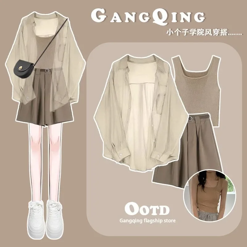 Элегантный женский комплект, повседневные шикарные шорты с длинными рукавами и высокой талией, лето 2025 г., женский офисный костюм для поездок на работу
Элегантный женский комплект, повседневные шикарные шорты с длинными рукавами и высокой талией, лето 2025 г., женский офисный костюм для поездок на работу