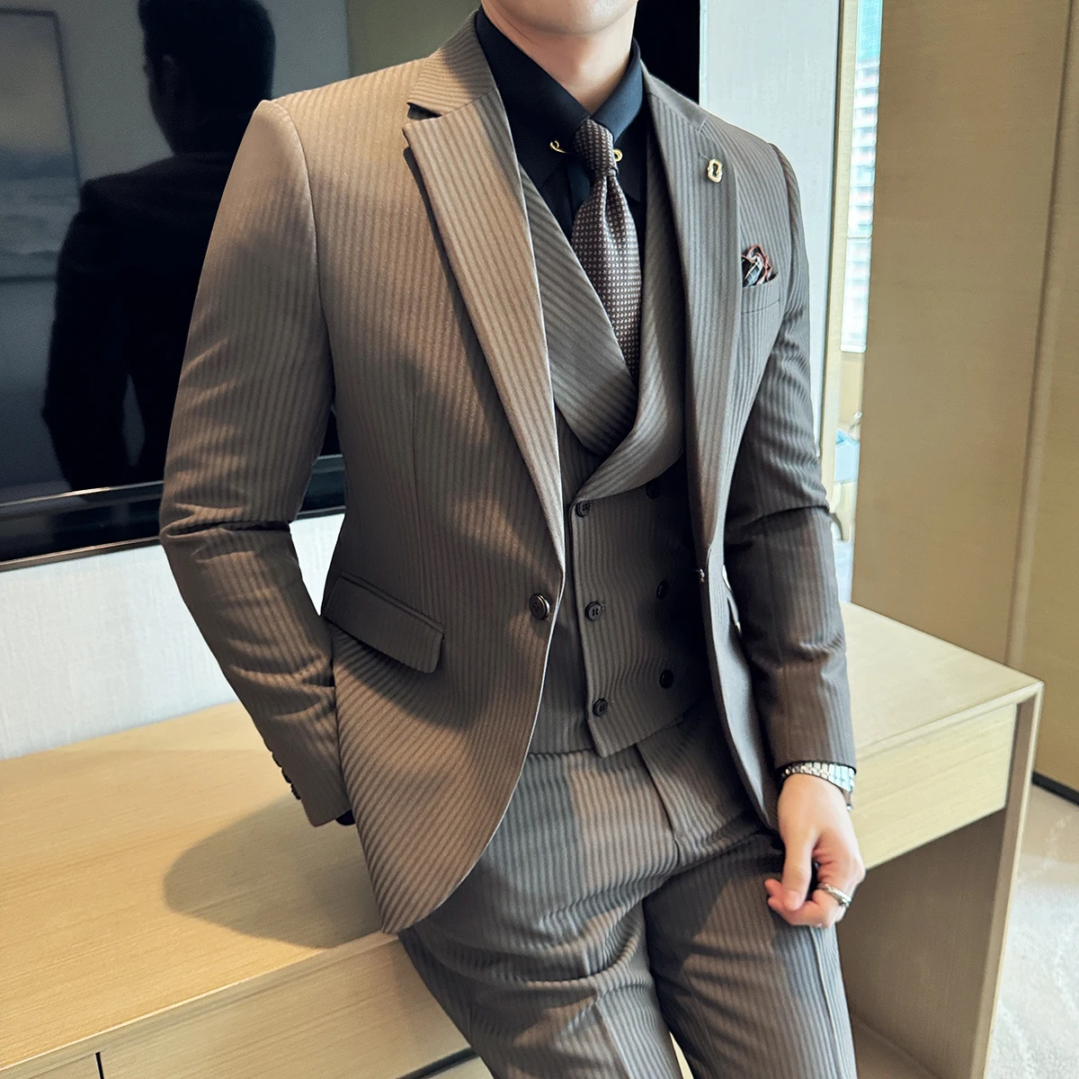 (Jackets+Pants+Vest) Luxury Stripe Men Suit Korean Version Fashion Elegant Slim Fit Tuxedo Formal Groom Wedding Social Suits
(Jackets+Pants+Vest) Luxury Stripe Men Suit Korean Version Fashion Elegant Slim Fit Tuxedo Formal Groom Wedding Social Suits