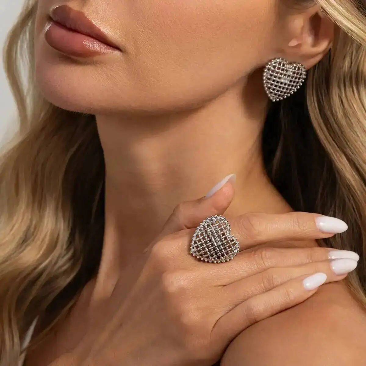 Salircon Vintage Woven Mesh Hollow Out Heart Stud Earrings Rings Set for Women 2026 Fashion Jewelry Wedding Banquet Accessories
Salircon Vintage Woven Mesh Hollow Out Heart Stud Earrings Rings Set for Women 2026 Fashion Jewelry Wedding Banquet Accessories