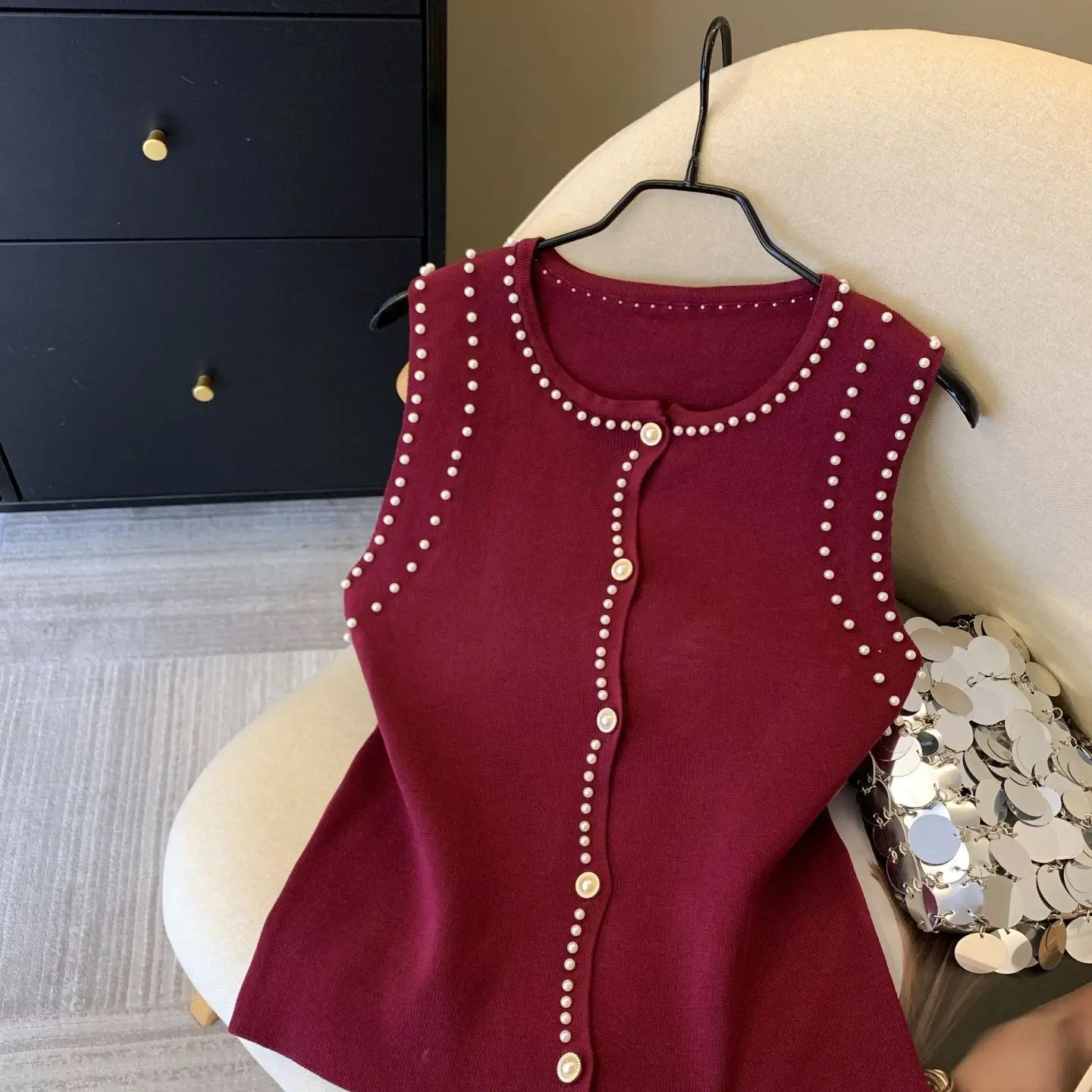 Ladies Temperament Buttons Knitting O-neck Sleeveless Tank Top Spring Summer Office Lady Simplicity Embroidered Flares Top Tee
Ladies Temperament Buttons Knitting O-neck Sleeveless Tank Top Spring Summer Office Lady Simplicity Embroidered Flares Top Tee