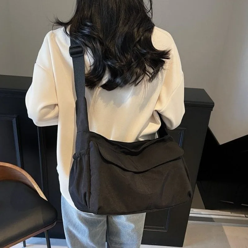 Minimalist Unique Vintage Messenger Bag For Casual Women Featuring Solid Color Letter Logo And Large Capacity
Minimalist Unique Vintage Messenger Bag For Casual Women Featuring Solid Color Letter Logo And Large Capacity