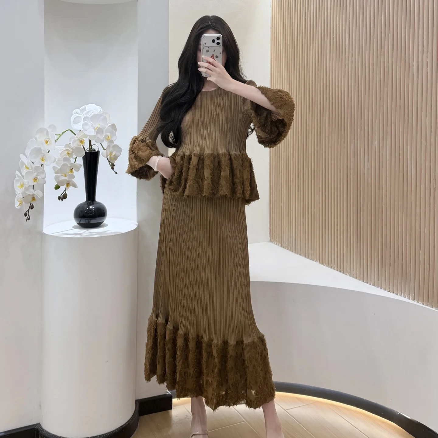 Elegant Women 2-Piece Set: Solid-Colour Classic Round-Neck Bell-Sleeve T-Shirt with High-Waisted Loose-Fit Plus-Size Skirt
Elegant Women 2-Piece Set: Solid-Colour Classic Round-Neck Bell-Sleeve T-Shirt with High-Waisted Loose-Fit Plus-Size Skirt