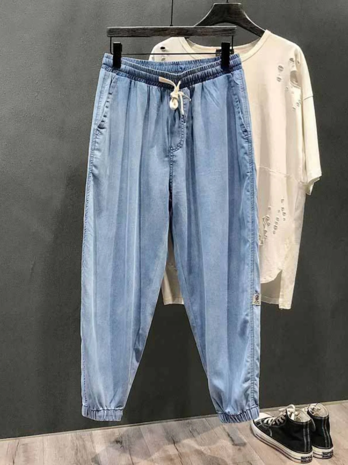 Летние мужские джинсы из лиоцелла очень большого размера с крутым ощущением, свободные джинсы с манжетами из ледяного шелка, прямые свободные джинсы для подростков, тренд с высокой талией
Летние мужские джинсы из лиоцелла очень большого размера с крутым ощущением, свободные джинсы с манжетами из ледяного шелка, прямые свободные джинсы для подростков, тренд с высокой талией