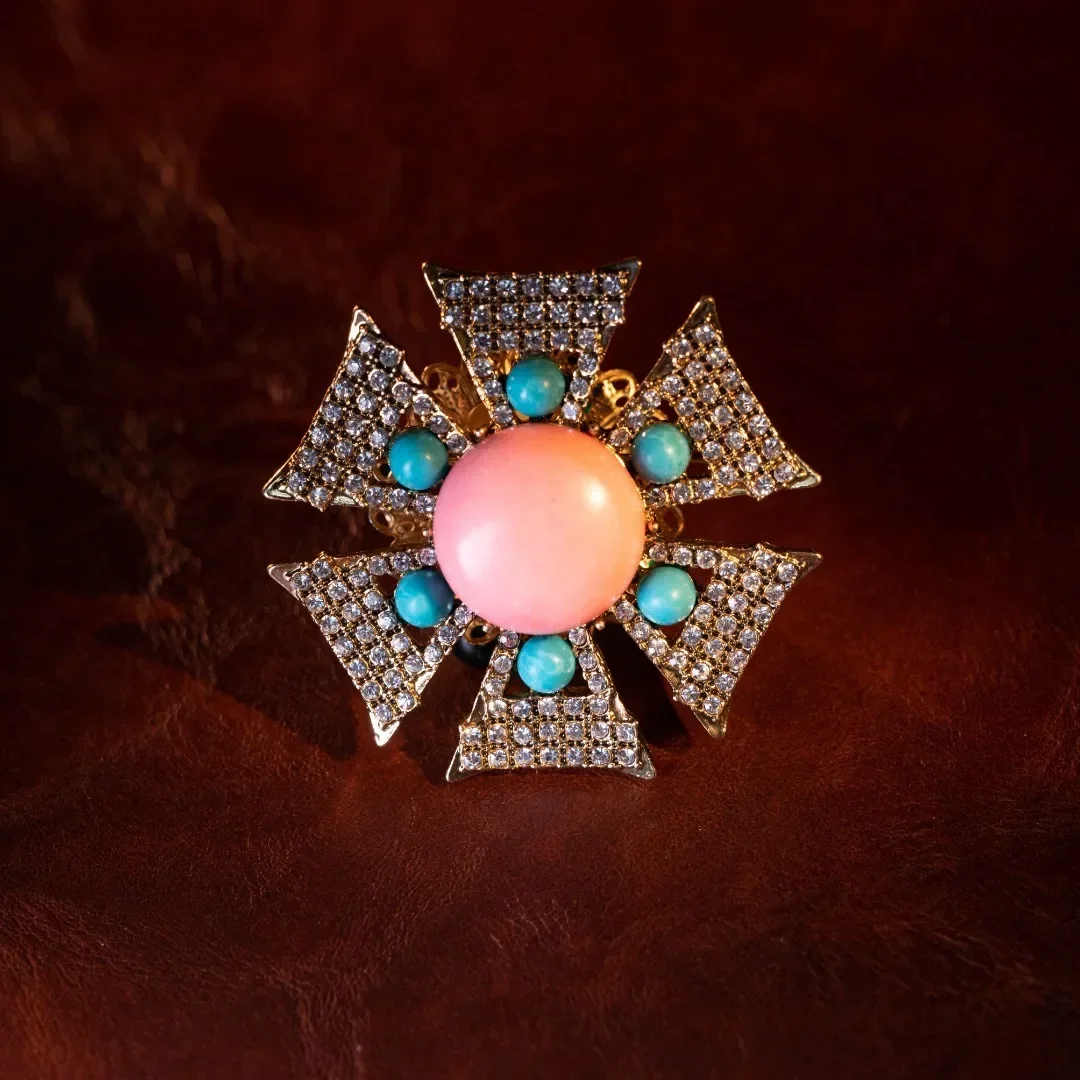 New Vintage replica full of diamonds temperament retro elegant brooch antique jewelry plated with real gold
New Vintage replica full of diamonds temperament retro elegant brooch antique jewelry plated with real gold