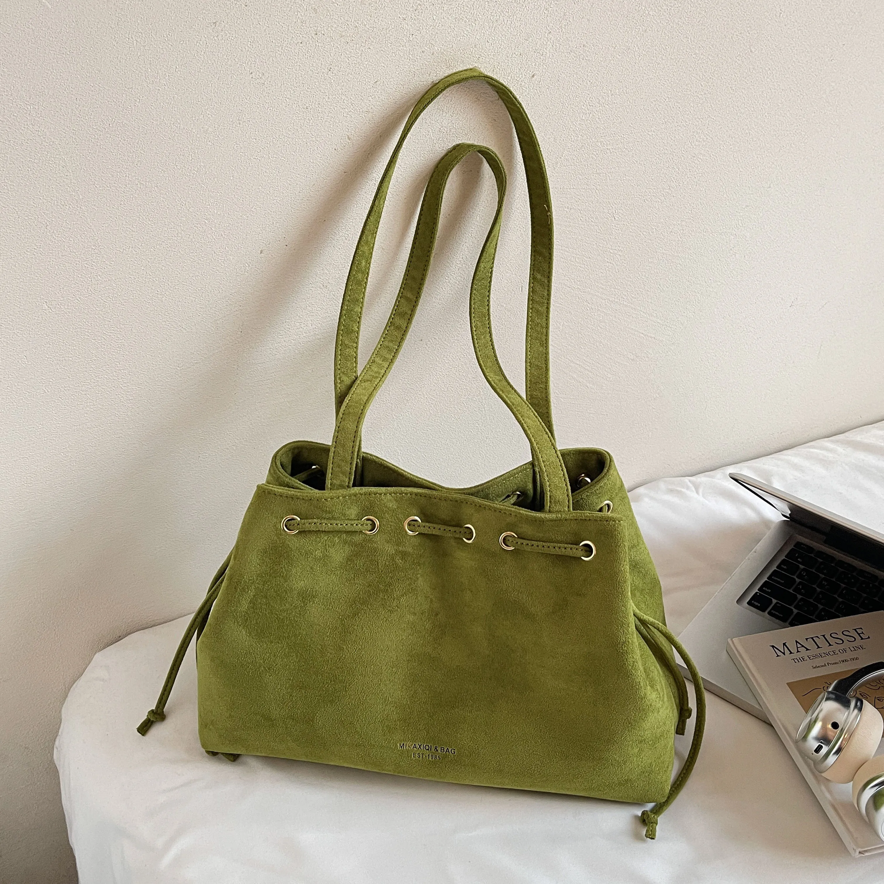 Зеленые сумки из искусственной замши в стиле ретро, осенне-зимние женские сумки большой вместимости, простые сумки на одно плечо, повседневная большая сумка из нубука
Зеленые сумки из искусственной замши в стиле ретро, осенне-зимние женские сумки большой вместимости, простые сумки на одно плечо, повседневная большая сумка из нубука